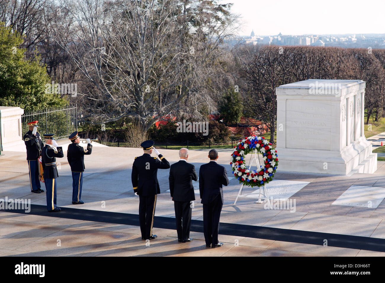 Il Presidente Usa Barack Obama e il Vice Presidente Joe Biden partecipare in una ghirlanda di cerimonia di posa presso la Tomba degli Ignoti al Cimitero Nazionale di Arlington, il giorno dell'inaugurazione gennaio 20, 2013 in Arlington, VA. Il maggiore generale Michael S. Linnington, Comandante generale del distretto militare di Washington che li accompagna. Foto Stock