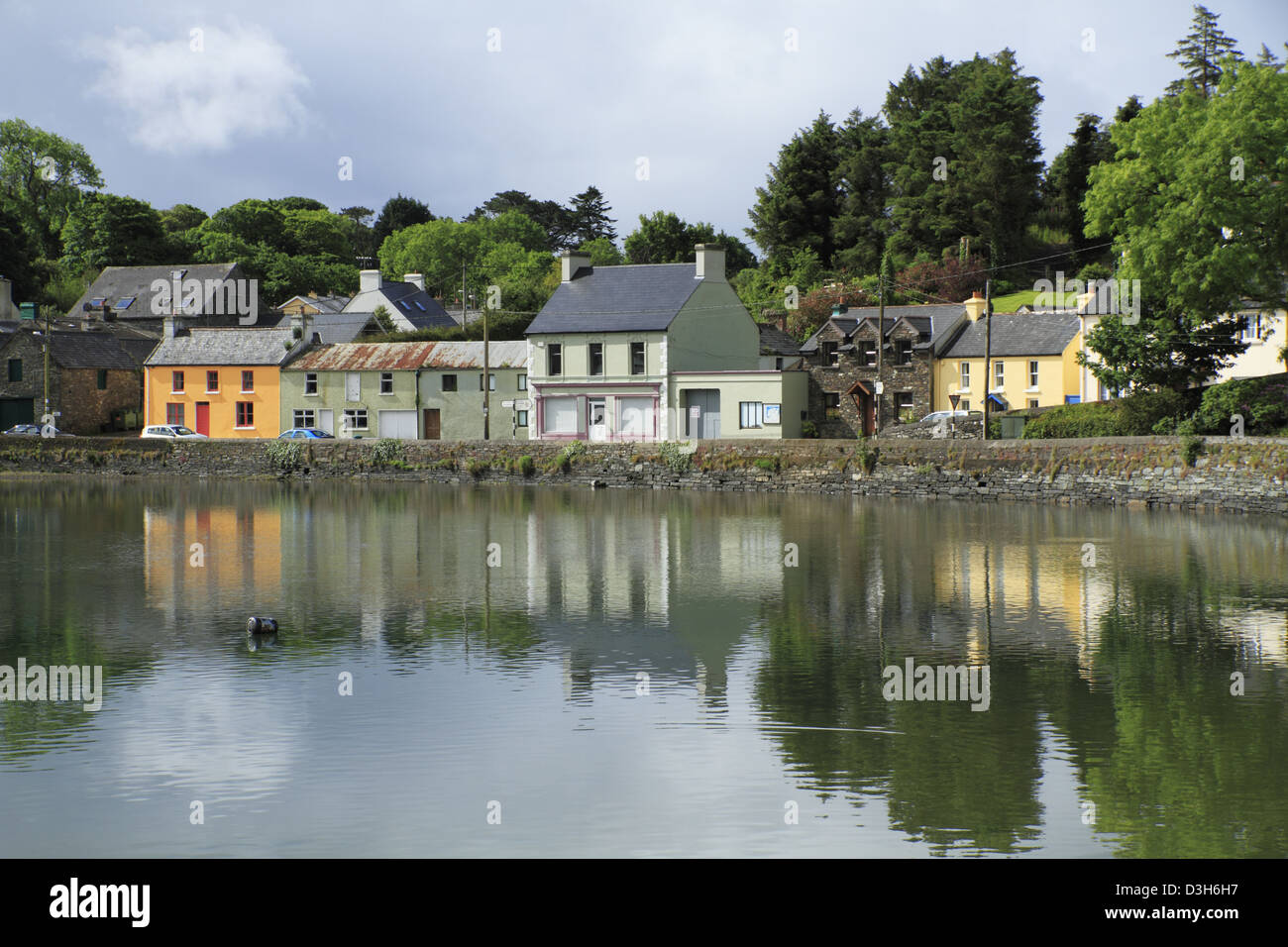 L'irlandese tradizionale villaggio di pescatori di unione hall sulla costa di Cork, Repubblica di Irlanda. Foto Stock