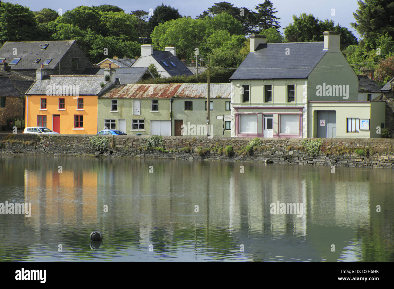 L'irlandese tradizionale villaggio di pescatori di unione hall sulla costa di Cork, Repubblica di Irlanda. Foto Stock