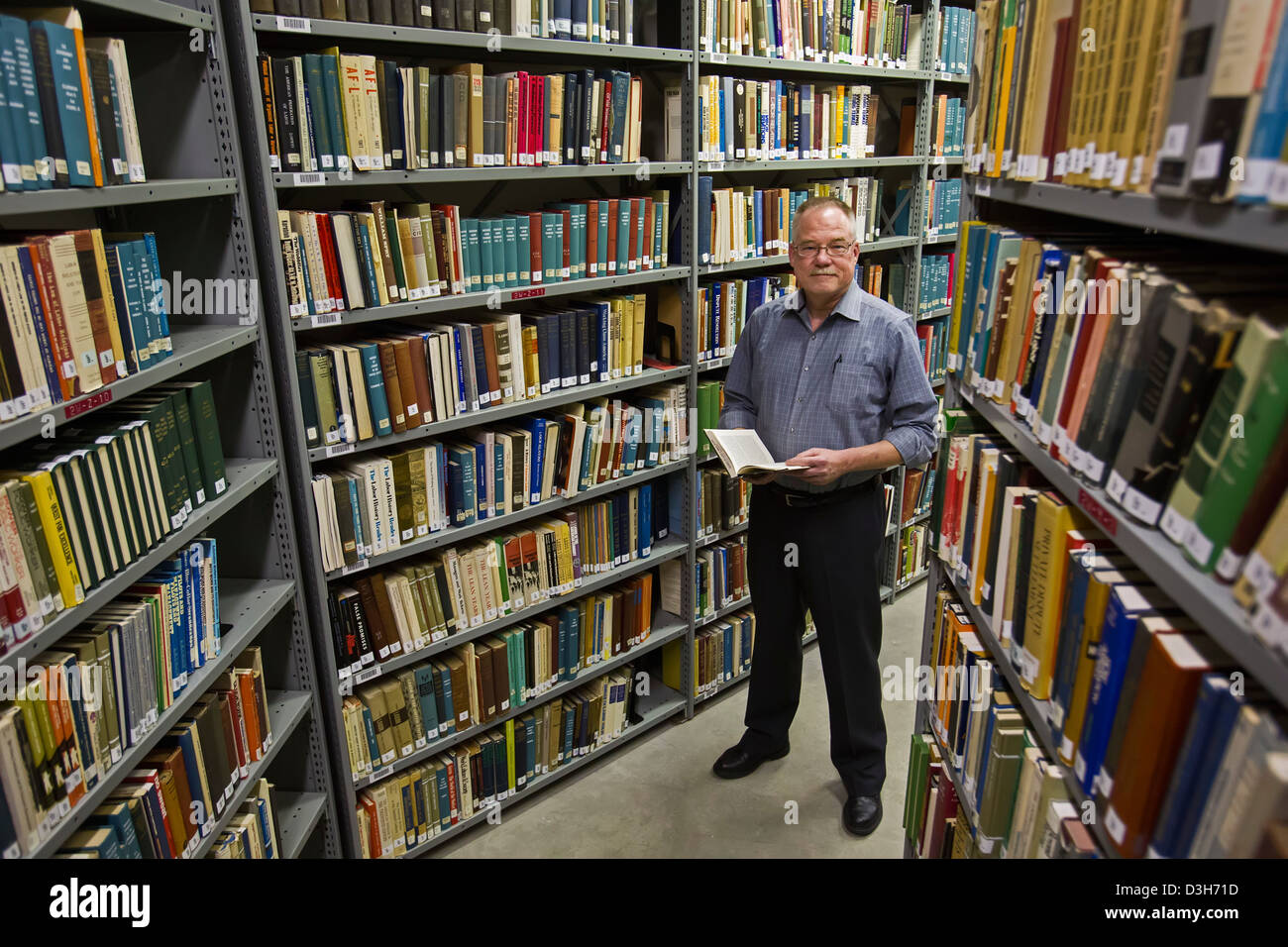 Archivista Mike Smith negli archivi della Wayne State University di Walter P. Reuther biblioteca di Lavoro e affari urbani Foto Stock