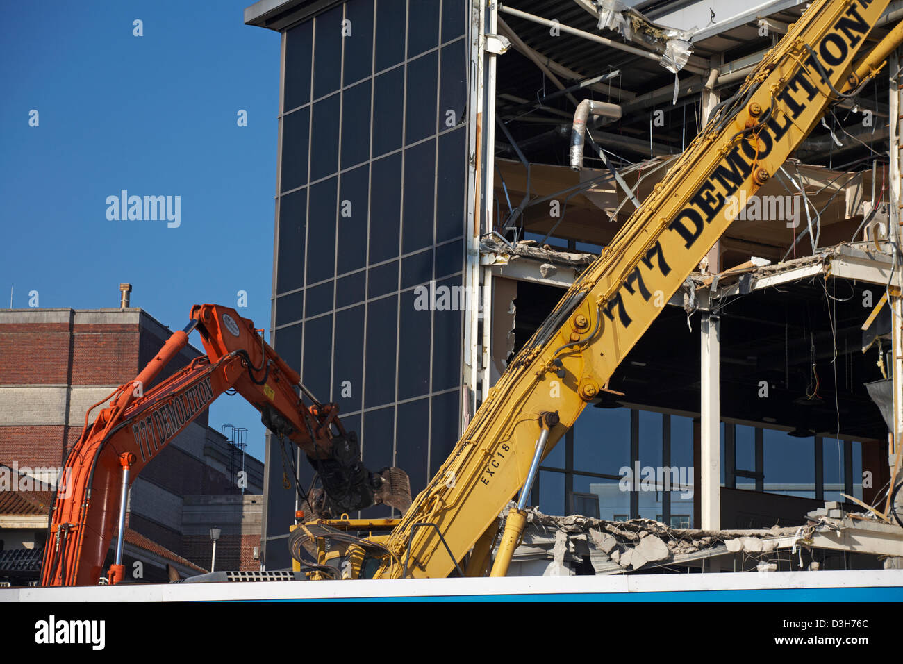 Bournemouth, Regno Unito 19 Febbraio 2013. I bulldozer continuare lo strappo verso il basso la parte anteriore di uno dei più odiato edifici nel Regno Unito, il complesso Imax edificio sul lungomare di Bournemouth. Una volta demolito il sito sarà trasformato in un open-air eventi arena, pronto per la stagione estiva. Foto Stock