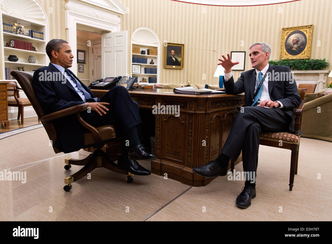 Il Presidente Usa Barack Obama incontra con il capo del personale Denis McDonough all Ufficio Ovale della Casa Bianca Gennaio 25, 2013 a Washington, DC. Foto Stock