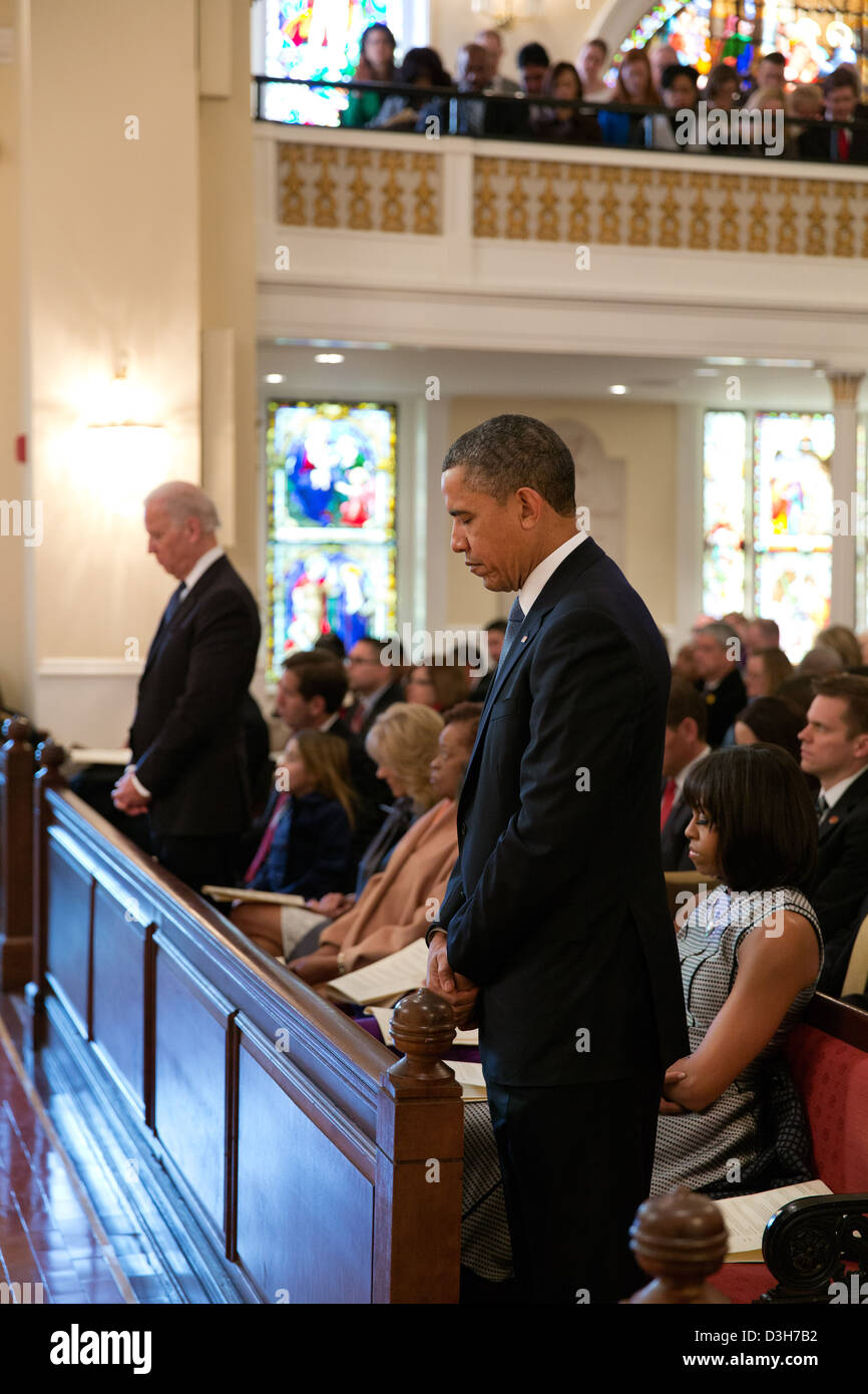 Il Presidente Usa Barack Obama e la First Lady Michelle Obama, Vice presidente Joe Biden, Dott.ssa Jill Biden e le loro famiglie partecipano a una cerimonia inaugurale di preghiera presso la chiesa di St. John Gennaio 21, 2013 a Washington, DC. Foto Stock