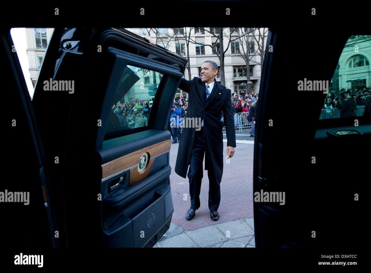 Il Presidente Usa Barack Obama onde di parata frequentatori dopo aver camminato nella Parata inaugurale lungo Pennsylvania Avenue Gennaio 21, 2013 a Washington, DC. Foto Stock