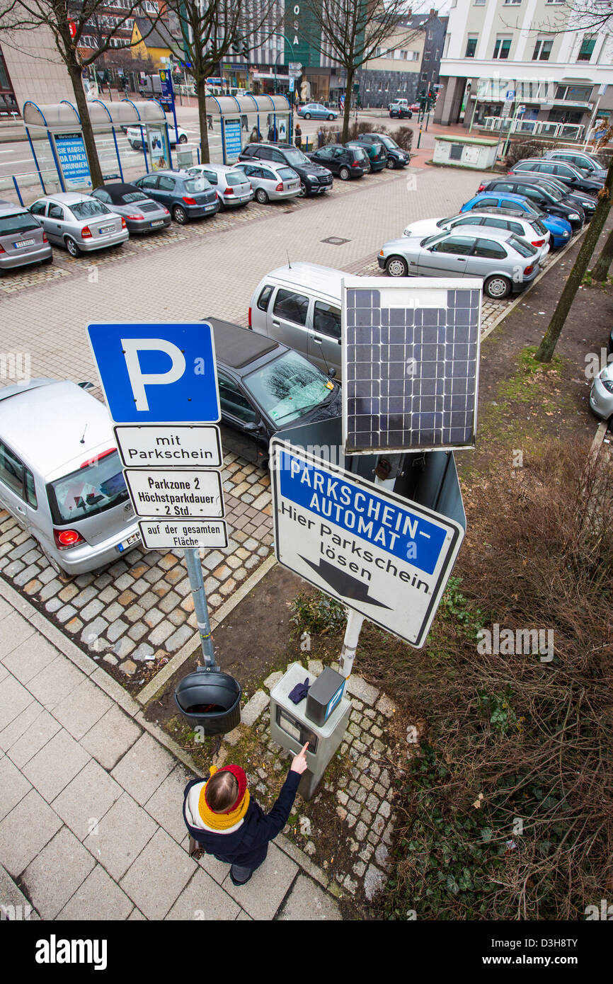 Parcheggio pubblico, spazio parcheggio. Può essere utilizzato dopo l'acquisto di un biglietto di parcheggio. Foto Stock