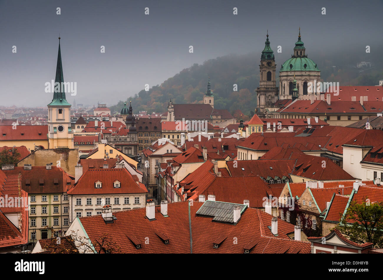 Piccolo paese vecchio distretto di Praga con la Chiesa di San Nicola di Mala Strana. Foto Stock