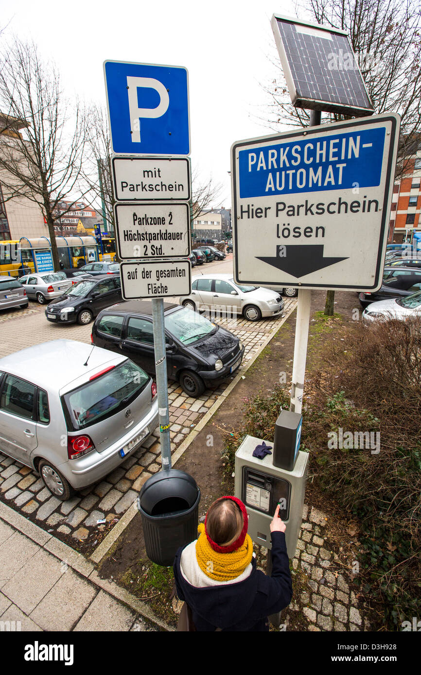 Parcheggio pubblico, spazio parcheggio. Può essere utilizzato dopo l'acquisto di un biglietto di parcheggio. Foto Stock