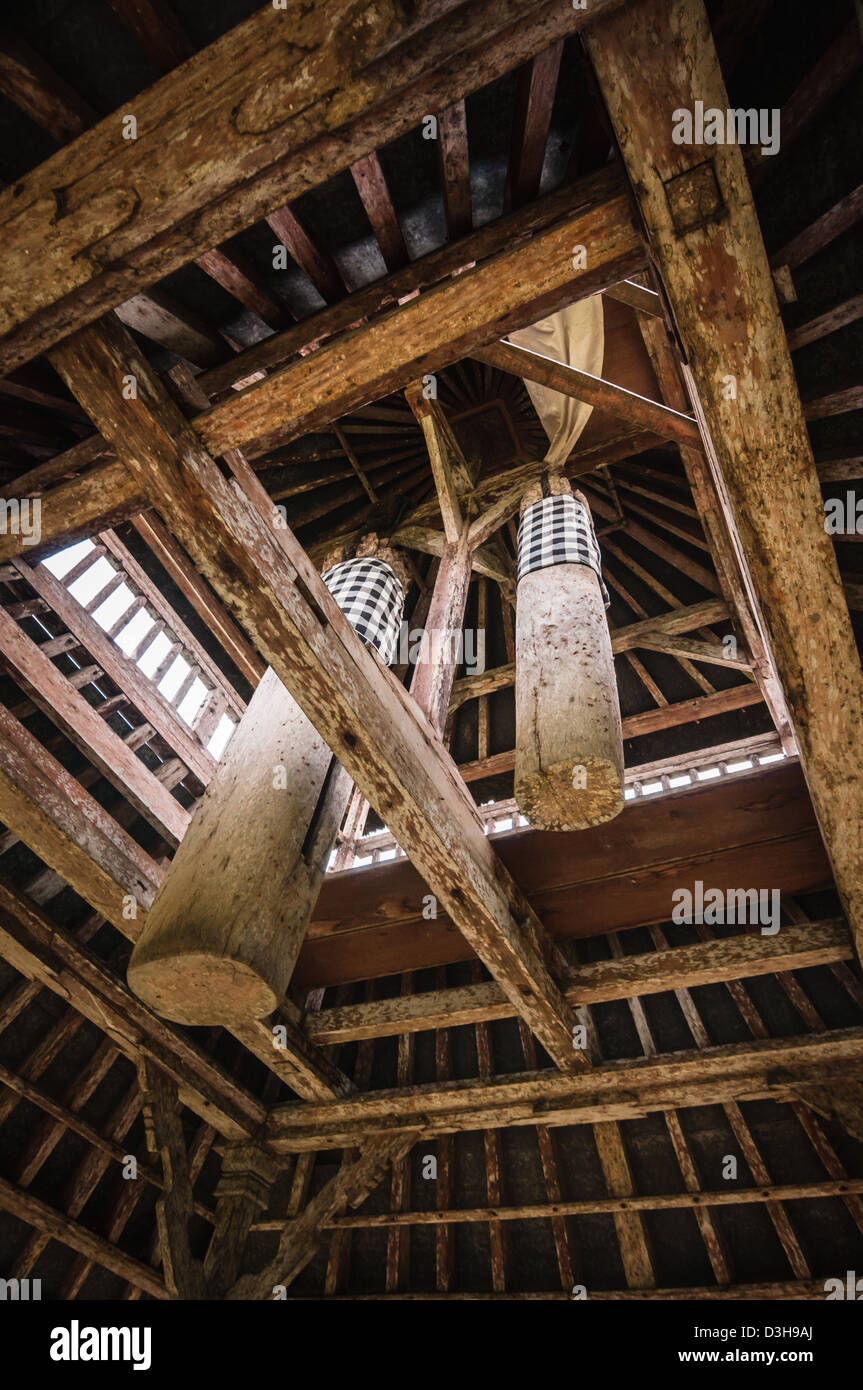 Campana di legno in un tempio indù Pura Taman Ayun, Mengwi, Bali, Indonesia Foto Stock