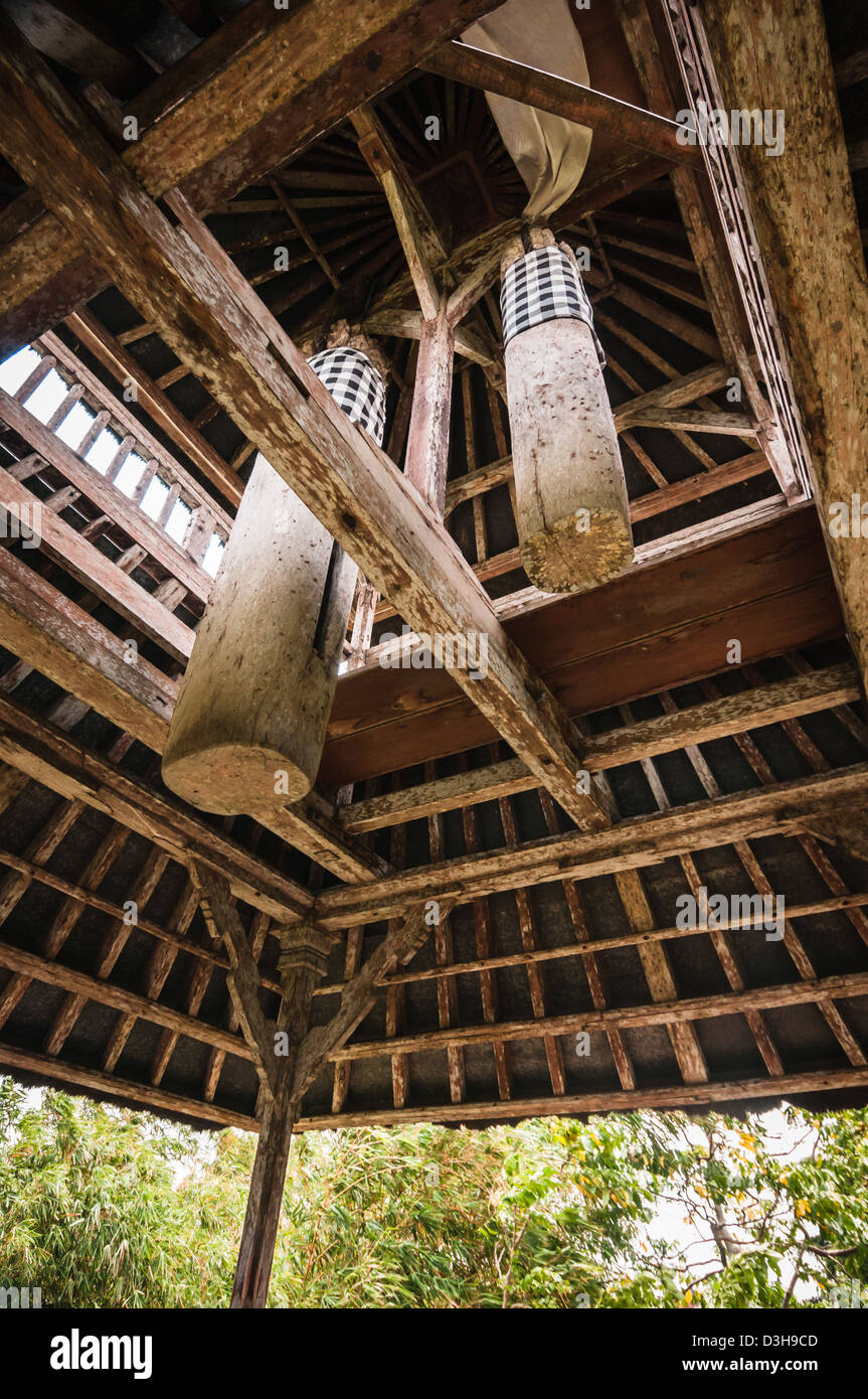 Campana di legno in un tempio indù Pura Taman Ayun, Mengwi, Bali, Indonesia Foto Stock