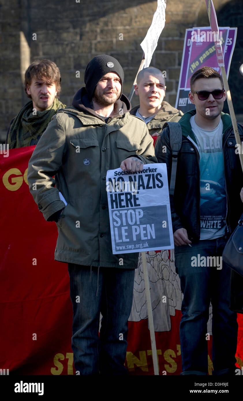 Università di Cambridge, UK. 19 feb 2013. Marine Le Pen parla al Cambridge Unione società oggi attirare una protesta degli studenti con molti girando di mostrare loro disaprovel che il leader della Francia è di estrema destra partito nazionale è stato dato alla piattaforma di intervenire al dibattito. Foto Stock