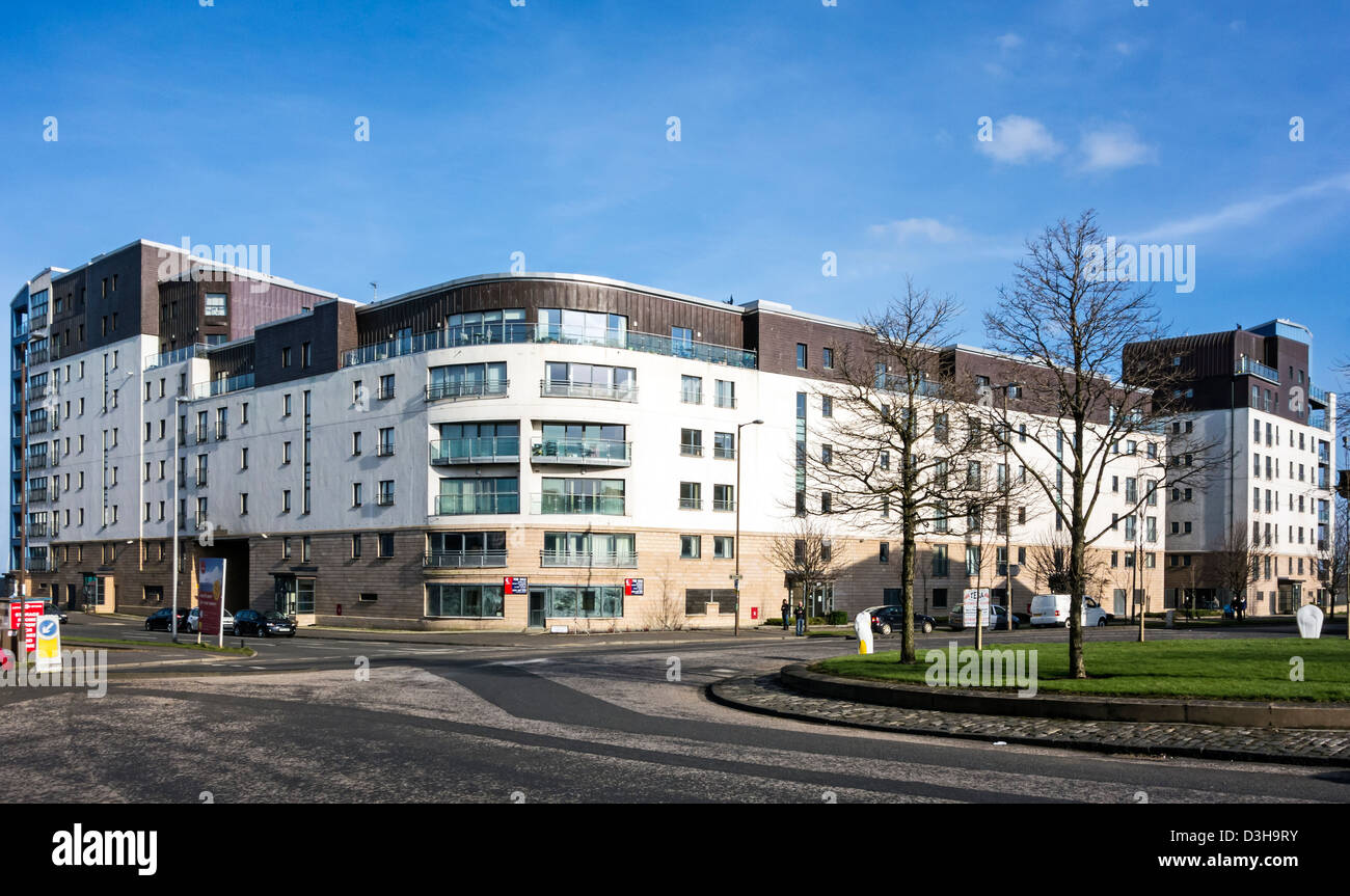 Complesso residenziale con appartamenti su Granton inferiore Road A901 nel porto di Granton Edimburgo in Scozia con Lochinvar con comando a sinistra. Foto Stock