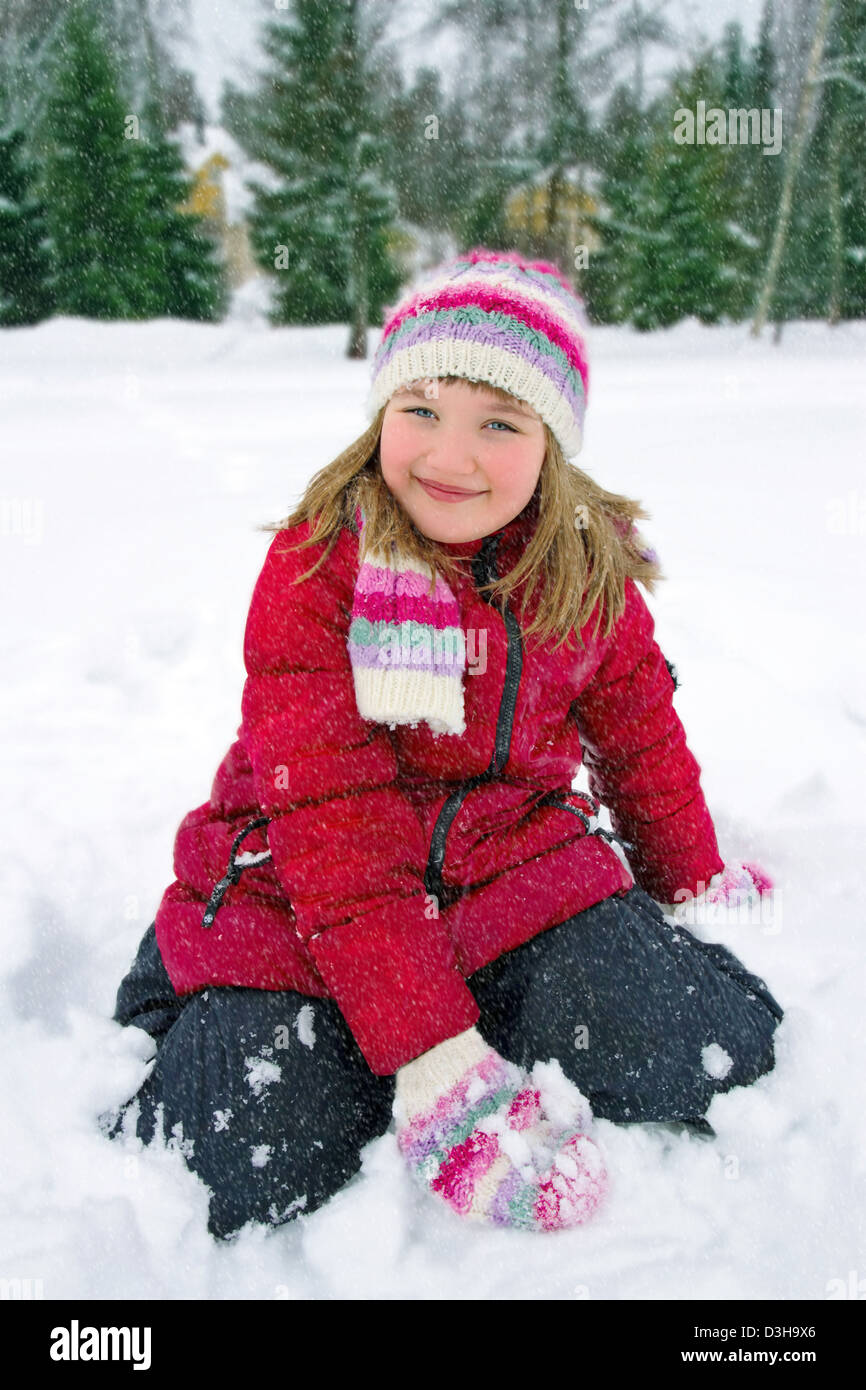 Carino bambina all'aperto in inverno nevoso Foto Stock