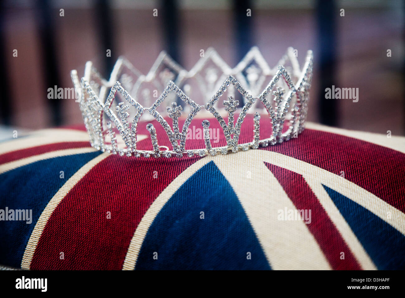 Modello di Royal Crown si trova su Union Jack durante il piedistallo Diamond celebrazioni giubilari a Londra Foto Stock