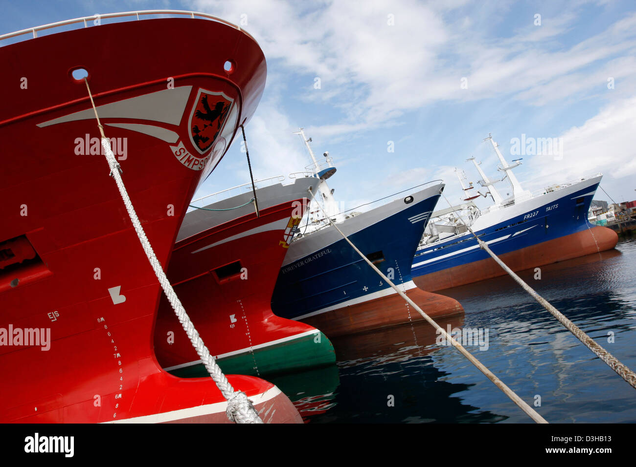 Grandi barche da pesca ormeggiate nel porto di Fraserburgh sulla costa nord-est della Scozia Foto Stock