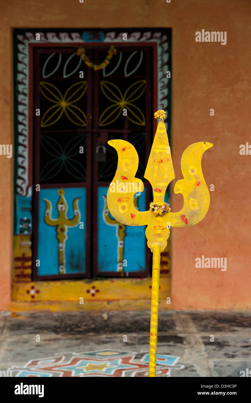 Shiva decorativo trident nella parte anteriore di un rurale villaggio Hindu Temple. Andhra Pradesh, India Foto Stock