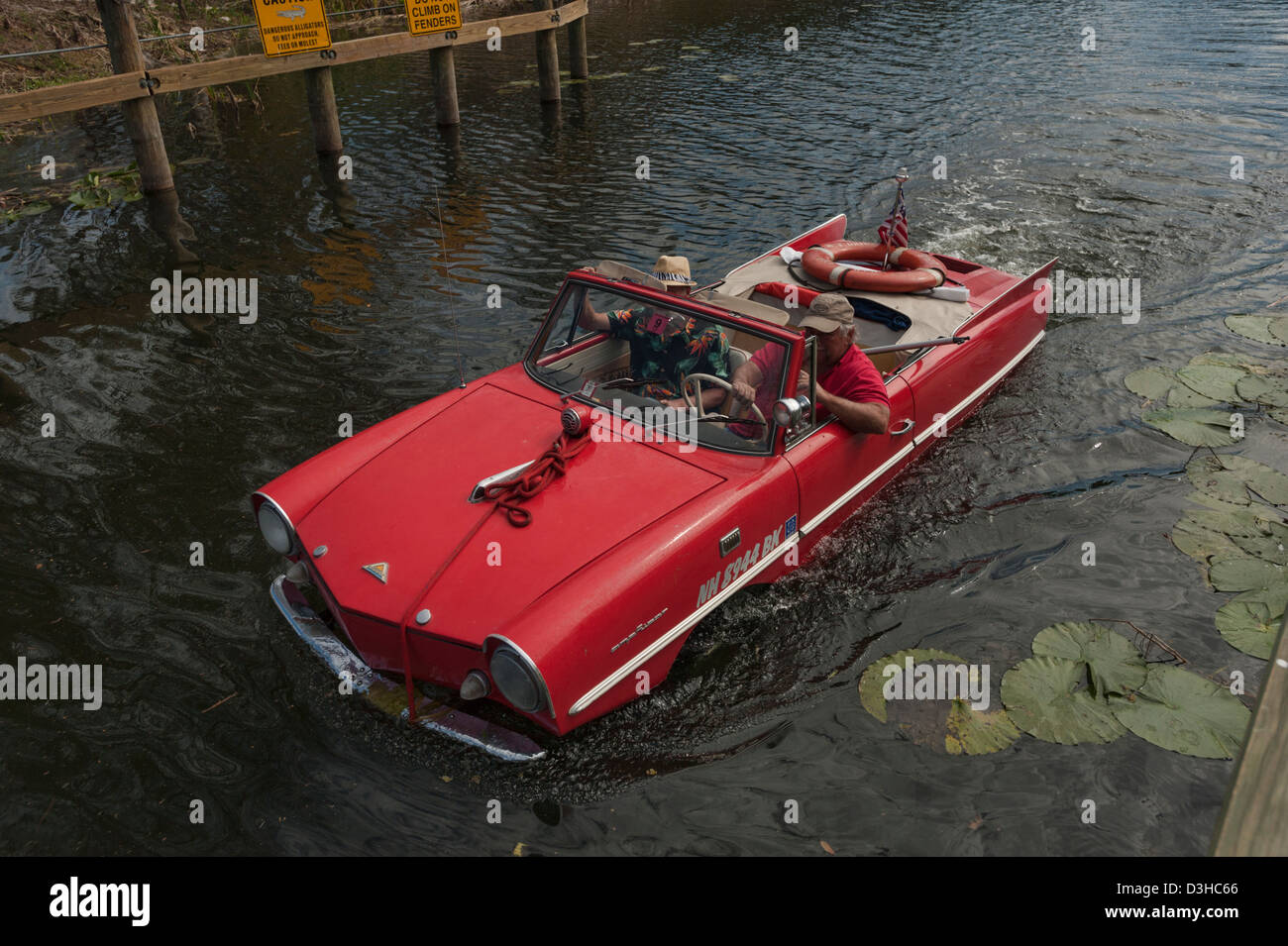 Auto Amphicar voce nella serratura Burrell e diga sul Haines Creek Leesburg, Florida USA Foto Stock