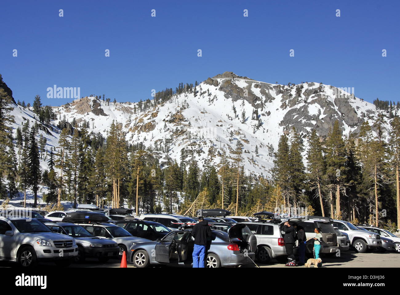 Praterie Alpine Ski Resort parcheggio guardando verso KT22 picco in Squaw Valley in North Lake Tahoe in California Sierras Foto Stock