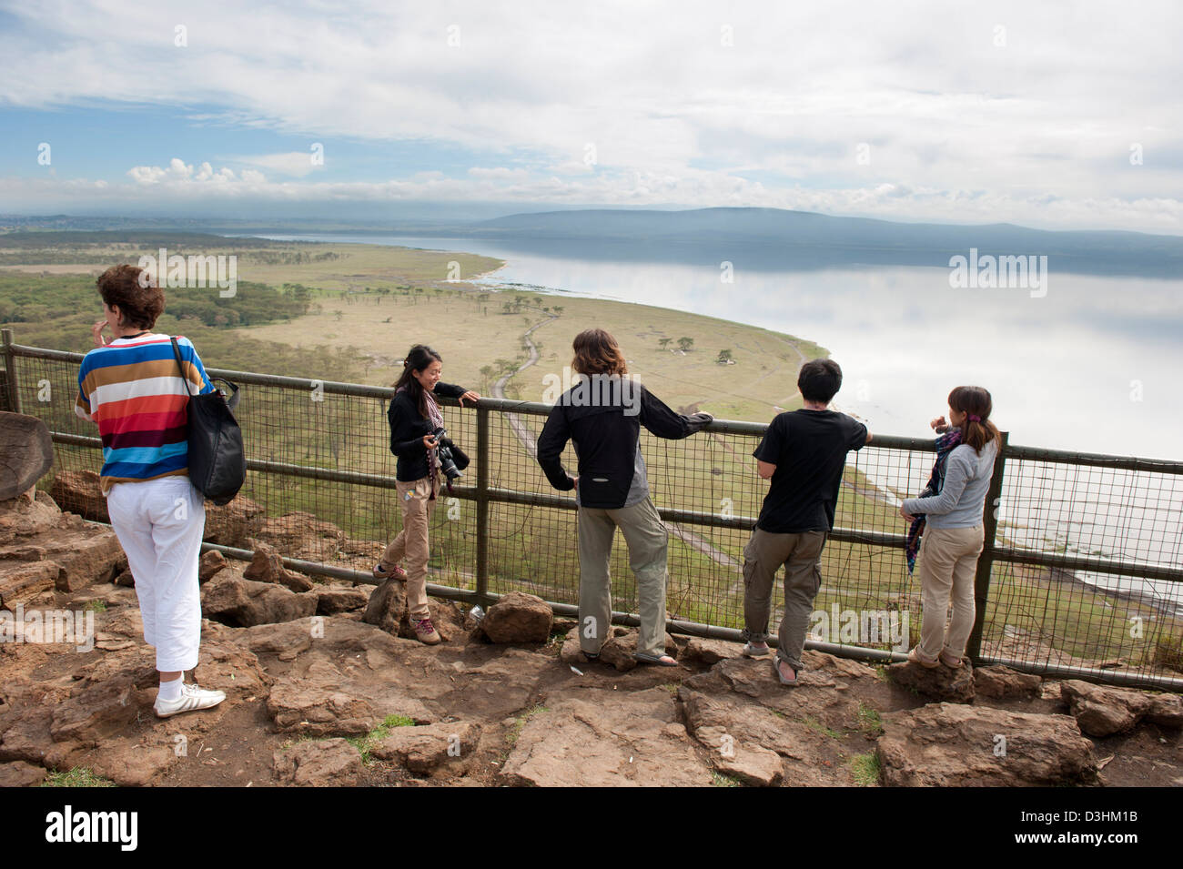 I turisti tenendo in vista dalla scogliera di babbuino, Lake Nakuru National Park, Kenya Foto Stock