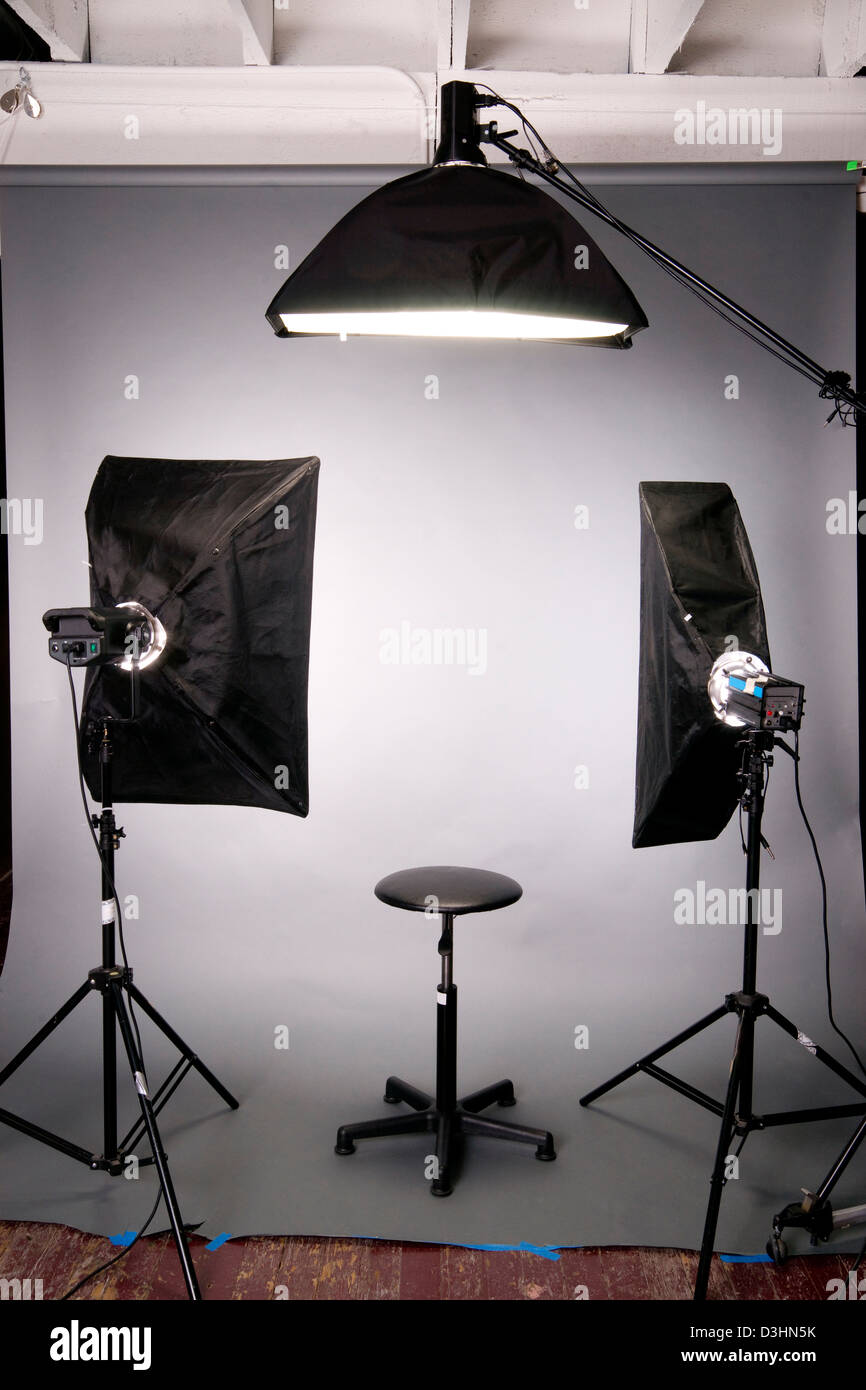 Due luci principali una luce per capelli in posa sgabello su grigio perfetta in studio Foto Stock