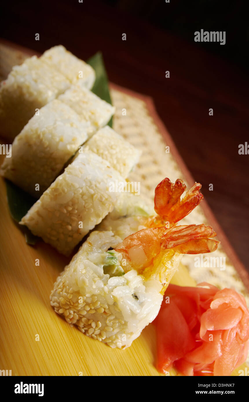 I sushi giapponesi La cucina tradizionale cibo giapponese.Rotolo di pesce affumicato e sesam Foto Stock