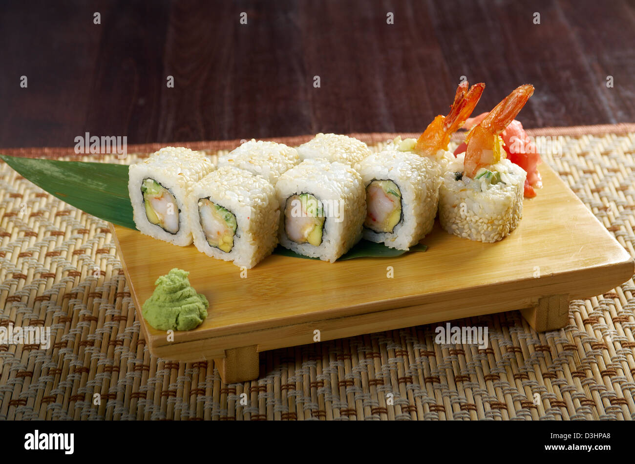 I sushi giapponesi La cucina tradizionale cibo giapponese.Rotolo di pesce affumicato e sesam Foto Stock