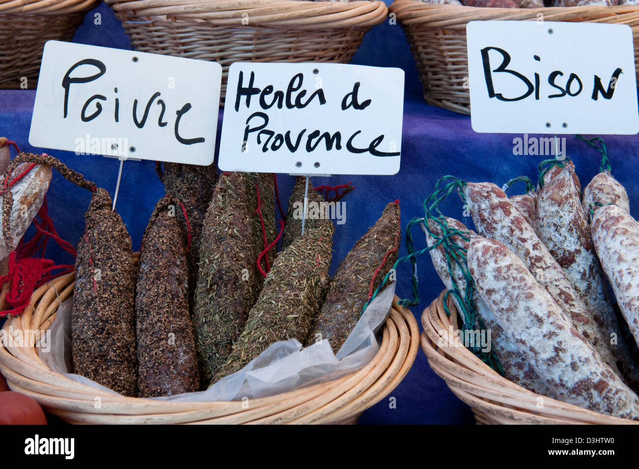 Salsicce a secco in un mercato Draguignan Provence Francia Foto Stock