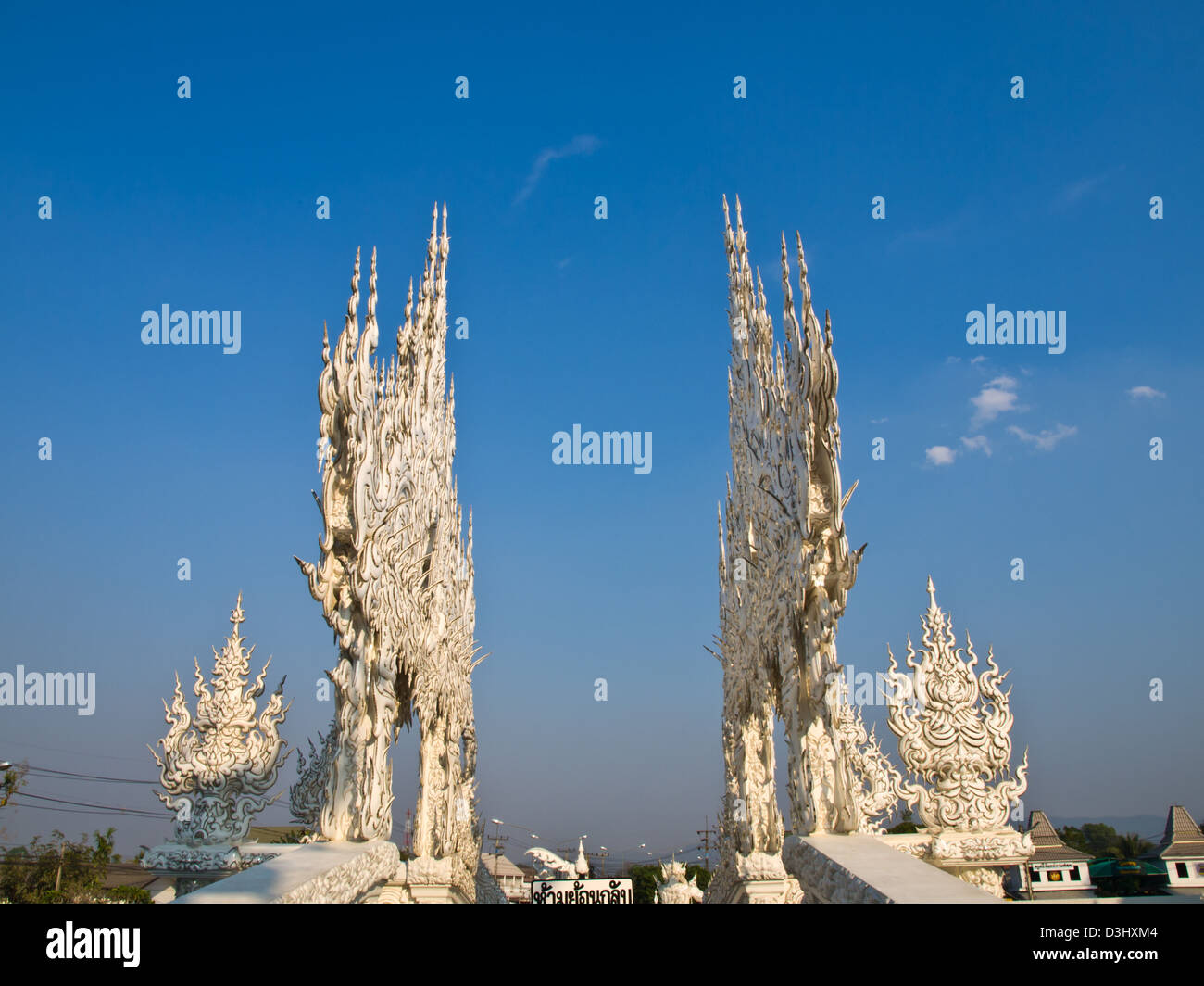 Architettura sul cielo blu, Wat Rong Khun a Chiang Rai, Thailandia Foto Stock
