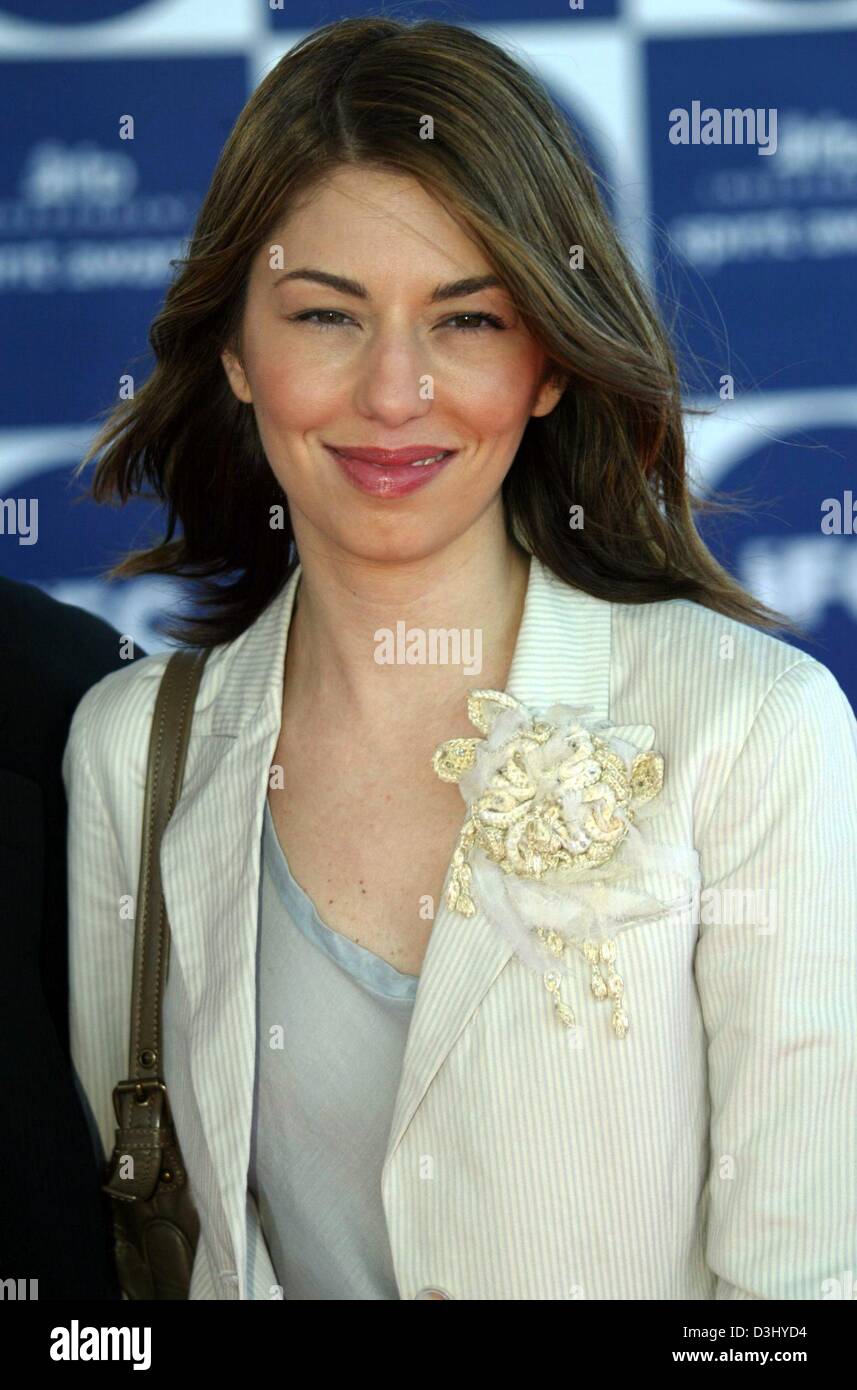 (Dpa) - Noi regista Sofia Coppola sorrisi come lei arriva a spirito indipendente Awards a Santa Monica, California, Stati Uniti d'America, 28 febbraio 2004. Foto Stock