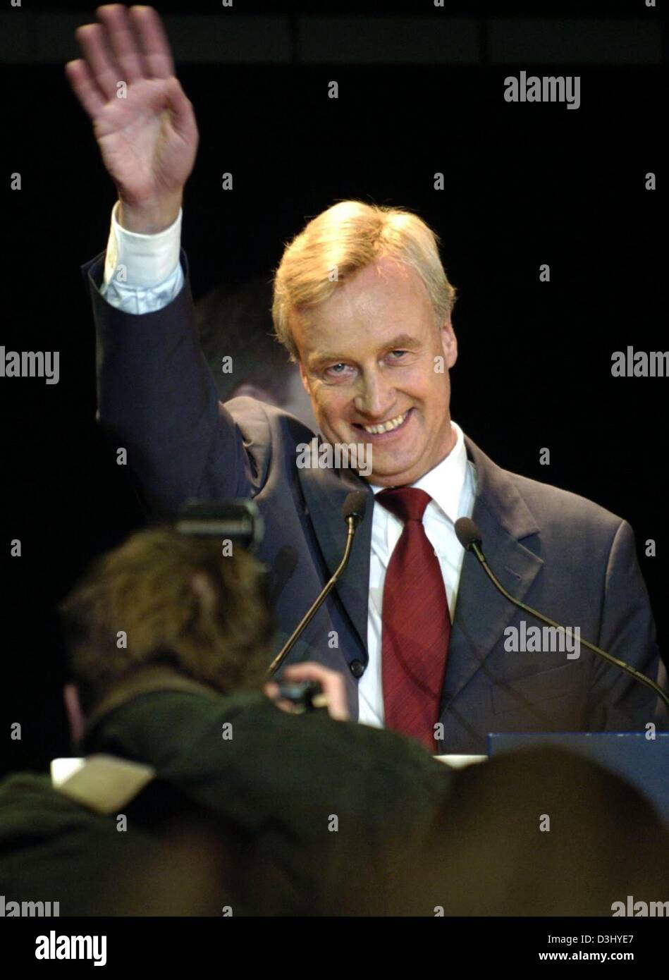 (Dpa) - Amburgo il sindaco di Ole VON BEUST (CDU) onde la sua mano e sorrisi durante un partito elettorale ad Amburgo, Germania, 29 febbraio 2004. Con un record di aumentare di 21 punti percentuali von Beust è riuscito a vincere le elezioni e la suola di governo per il CDU di Amburgo. Secondo i risultati preliminari della CDU ha vinto con una maggioranza del 47,2 per cento dei voti, in confronto al 2001 Foto Stock