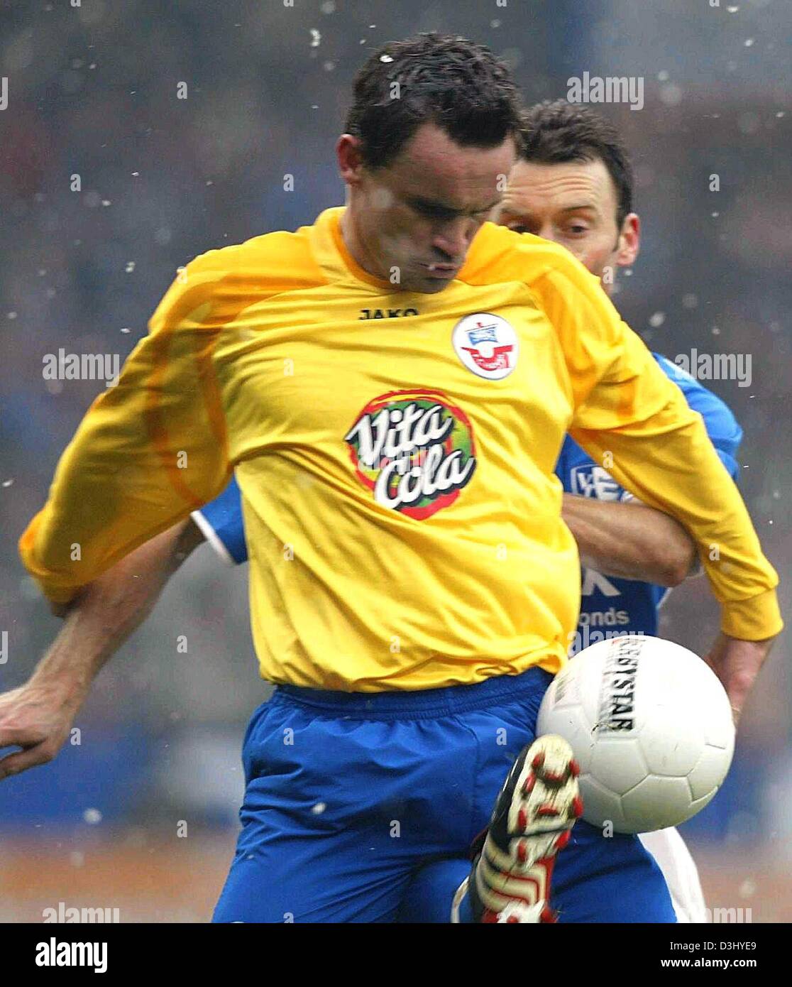 (Dpa) VfL Bochum Thomas Zdebel (retro) e FC Hansa Rostock player Martin Max entrambi stanno andando per la palla sabato 28 febbraio, 2004 a Bochum. La partita si è conclusa in 0:0 disegnare. Foto Stock