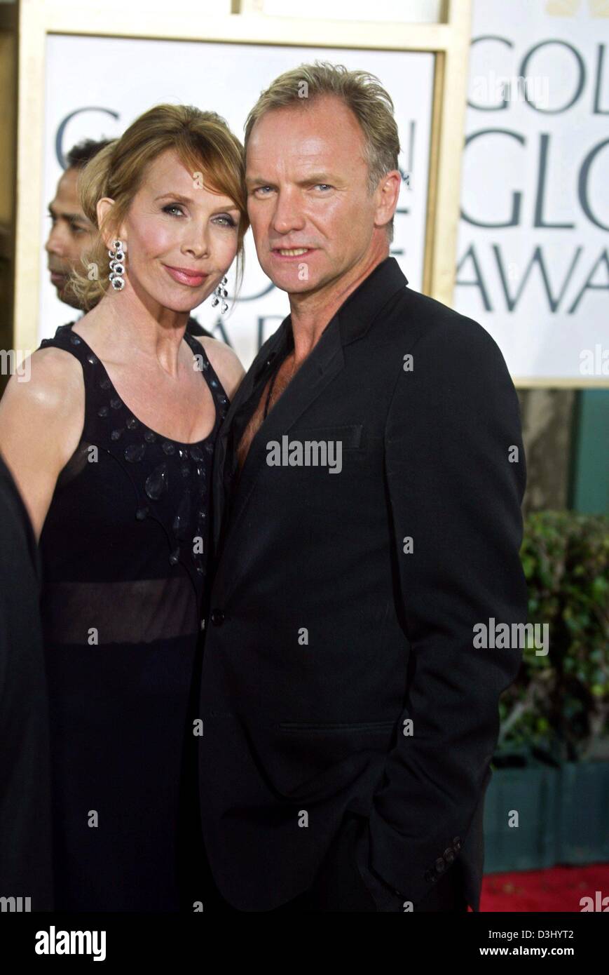 (Dpa) - British pop singer Sting e sua moglie Trudi Styler pongono e sorriso al loro arrivo presso il Golden Globe Awards di Beverly Hills, Stati Uniti d'America, 25 gennaio 2004. Foto Stock