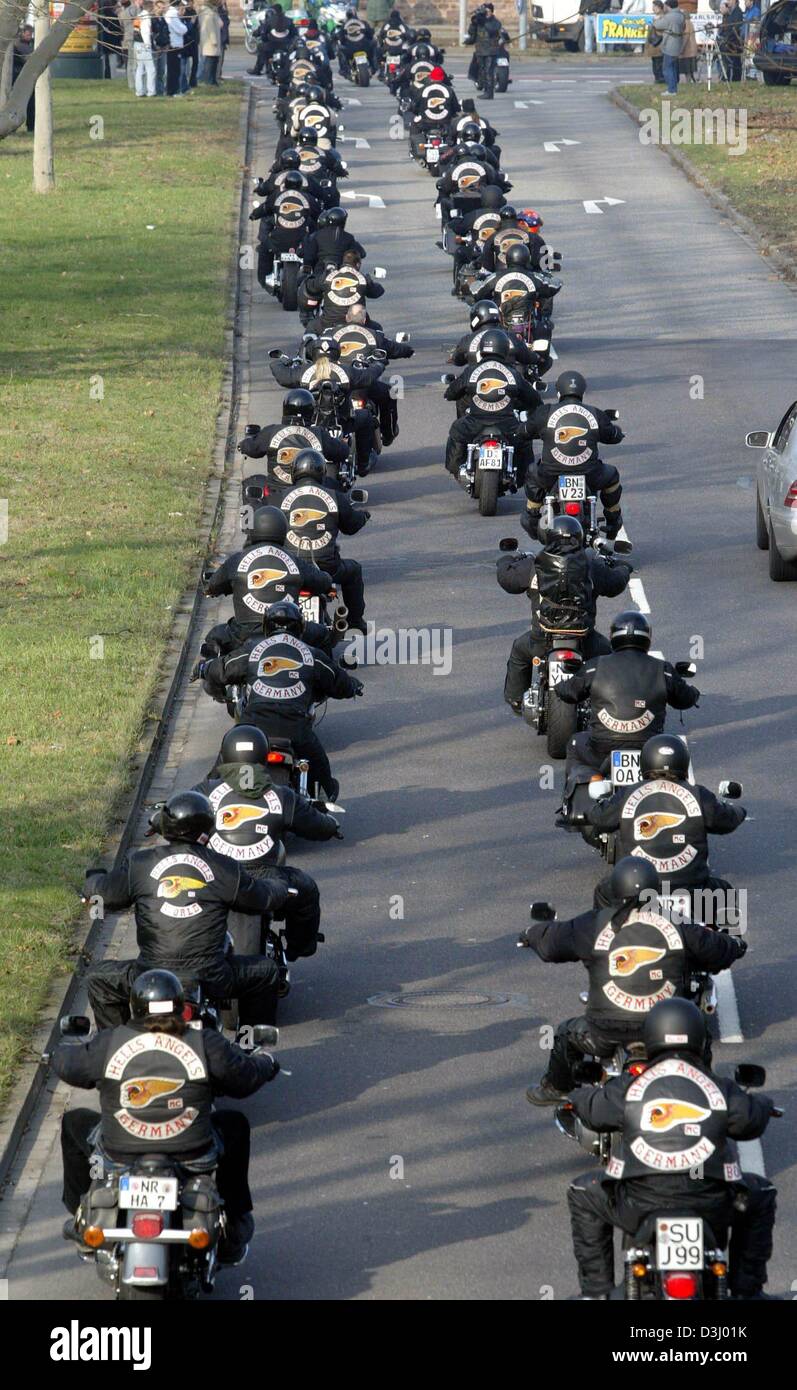 (Dpa) - Membri del "Hell's Angels' Moto Club drive in una colonna lungo una strada durante una cerimonia commemorativa per commemorare il loro leader tedesco Miko M di Karlsruhe in Germania, 22 gennaio 2004. Una persona sconosciuta shot 42-enne Miko M nella sua testa in un caffè di Karlsruhe. La polizia presuppone che esso è stato un atto di vendetta, presumibilmente commessi da qualcuno associati con la luce rossa mili Foto Stock