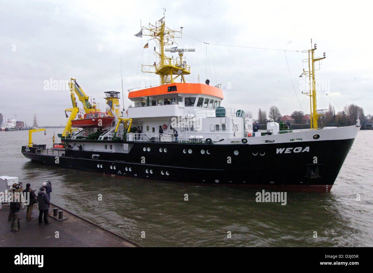 (Dpa) - il relitto ricerca e nave di ricerca WEGA dell'Ufficio federale per la spedizione e idrografia si imbarca dal porto di Amburgo, Germania, 12 gennaio 2004. A partire dal 1 luglio 2004 in poi tutti i cantieri navali hanno per ottenere un certificato dall'Ufficio federale per la spedizione e idrografia il test della sicurezza delle loro navi contro gli attacchi terroristici. Questa misura di protezione viene in seguito Foto Stock (Dpa) - il relitto ricerca e nave di ricerca WEGA dell'Ufficio federale per la spedizione e idrografia si imbarca dal porto di Amburgo, Germania, 12 gennaio 2004. A partire dal 1 luglio 2004 in poi tutti i cantieri navali hanno per ottenere un certificato dall'Ufficio federale per la spedizione e idrografia il test della sicurezza delle loro navi contro gli attacchi terroristici. Questa misura di protezione viene in seguito Foto Stock