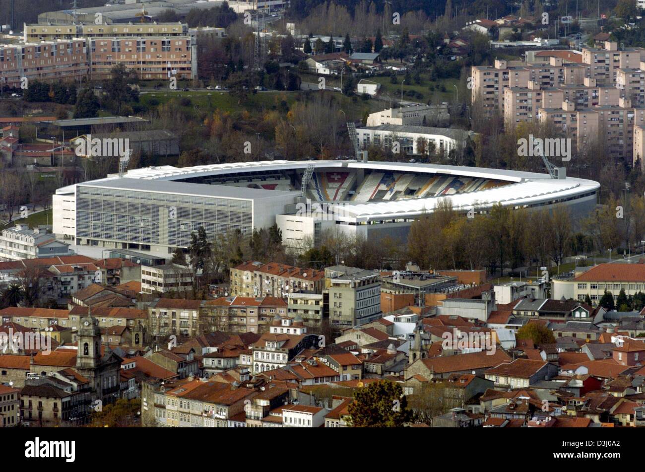(Dpa) - Una vista della D. Afonso-Henriques-Stadium di Guimaraes, Portogallo settentrionale, 2 dicembre 2003. Lo stadio con una capacità di 30.000 posti a sedere è uno dei luoghi di ritrovo dei campionati europei di calcio che si terrà dal 12 giugno al 4 luglio 2004. Foto Stock