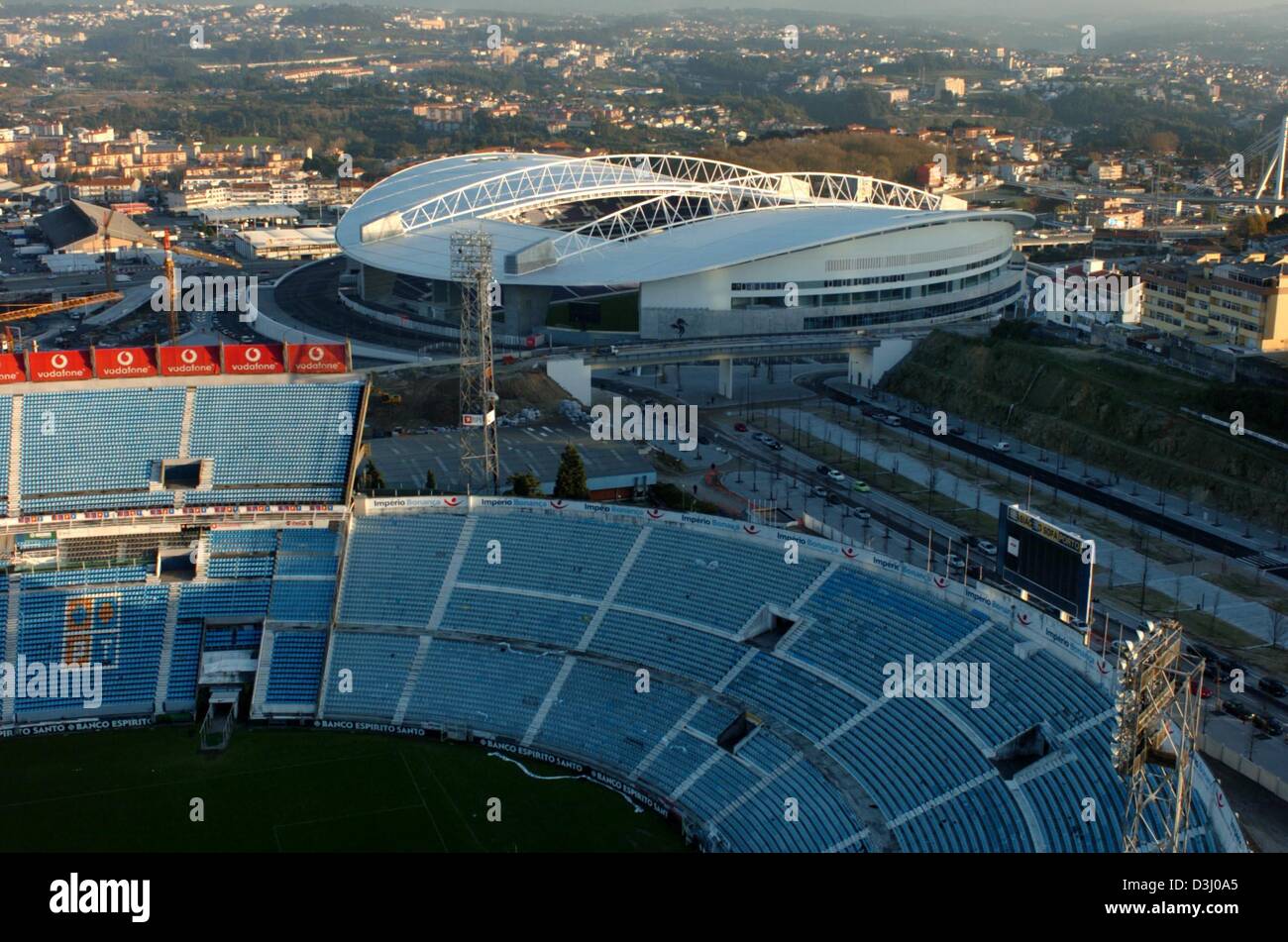 Dpa) - Una vista del nuovo Dragao Stadium (fondo) e l'Antas Stadium (in  primo piano), la vecchia arena del FC Porto a Porto, Portogallo, 3 dicembre  2003. Il Drago lo stadio con