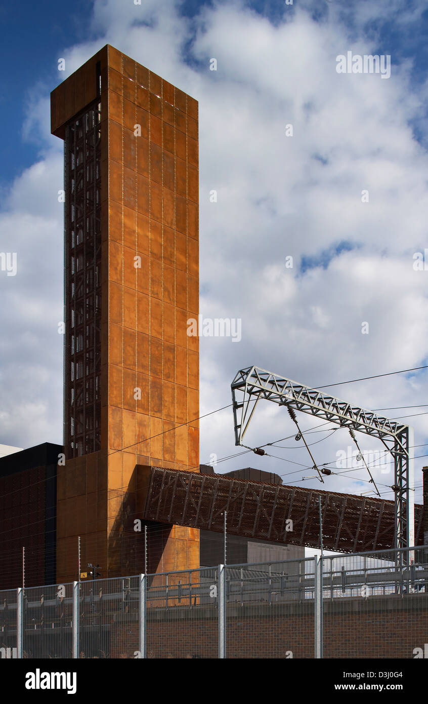 Energy Center, Londra, Regno Unito. Architetto: John McAslan & Partners, 2011. Bold corten camino rivestito,condotto convogliatore e rampa Foto Stock
