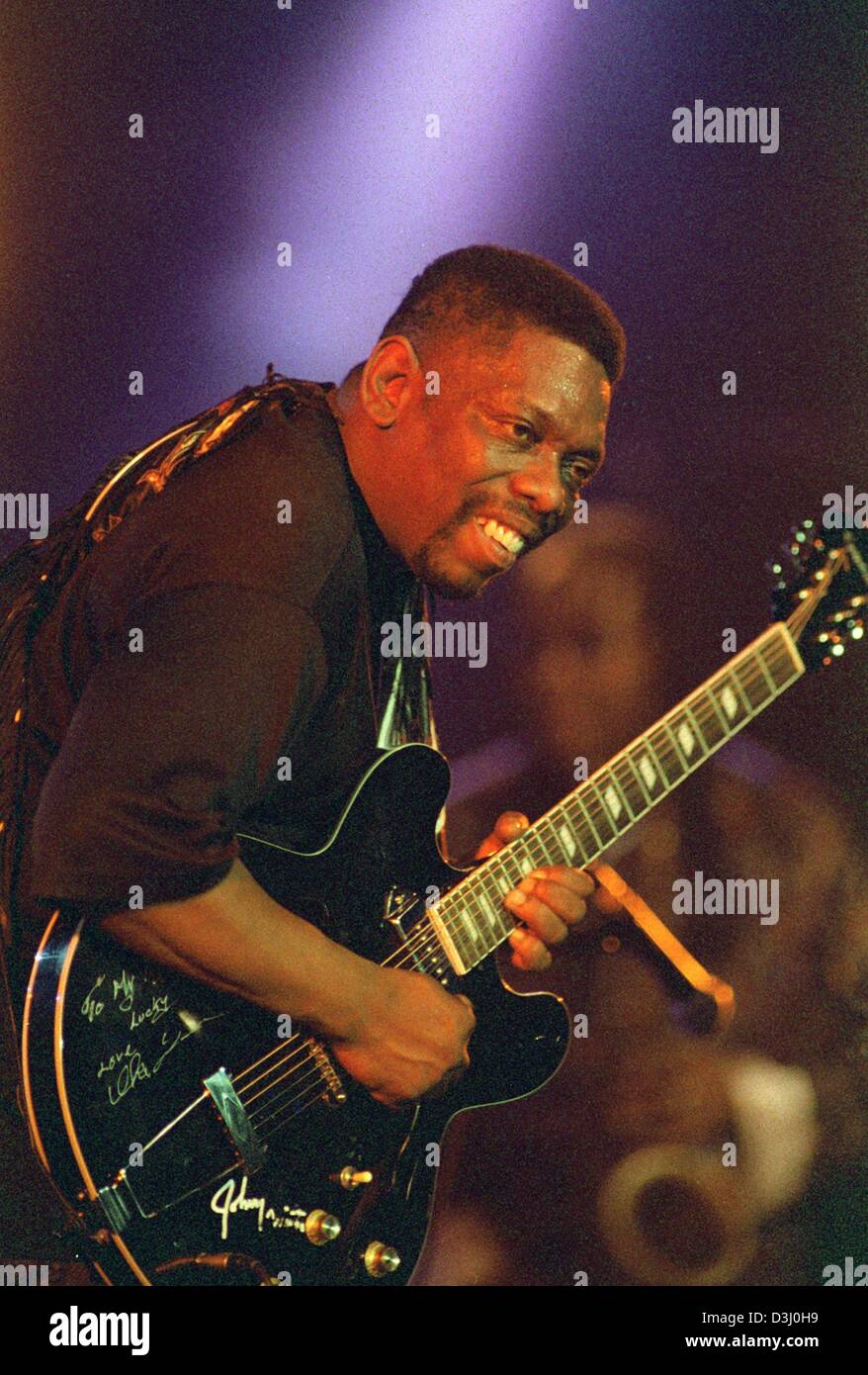 (Dpa) - Noi cantautore, cantante e chitarrista Robert Cray svolge la sua chitarra durante una performance a Colonia, Germania, 15 novembre 2003. L'ultimo album che Cray rilasciata è stata "sarà il tempo a dirlo". Foto Stock