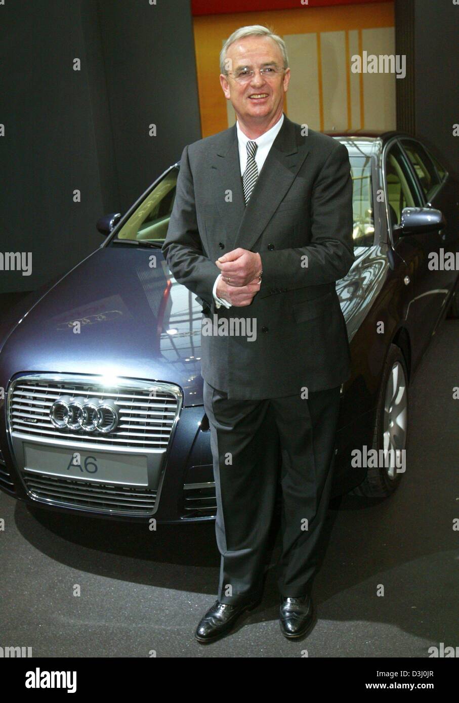 (Dpa) - Martin Winterkorn, presidente di Audi AG, sorrisi come egli si trova di fronte la nuova Audi A6 modello durante un equilibrio conferenza stampa a Ingolstadt, Germania, 25 febbraio 2004. Audi AG è la speranza di un nuovo fatturato e vendite record nel 2004 dopo il lancio del nuovo A6 e A3 i modelli di auto e i primi segni di una ripresa della succursale. Winterkorn ha detto che il risultato dei business fo Foto Stock