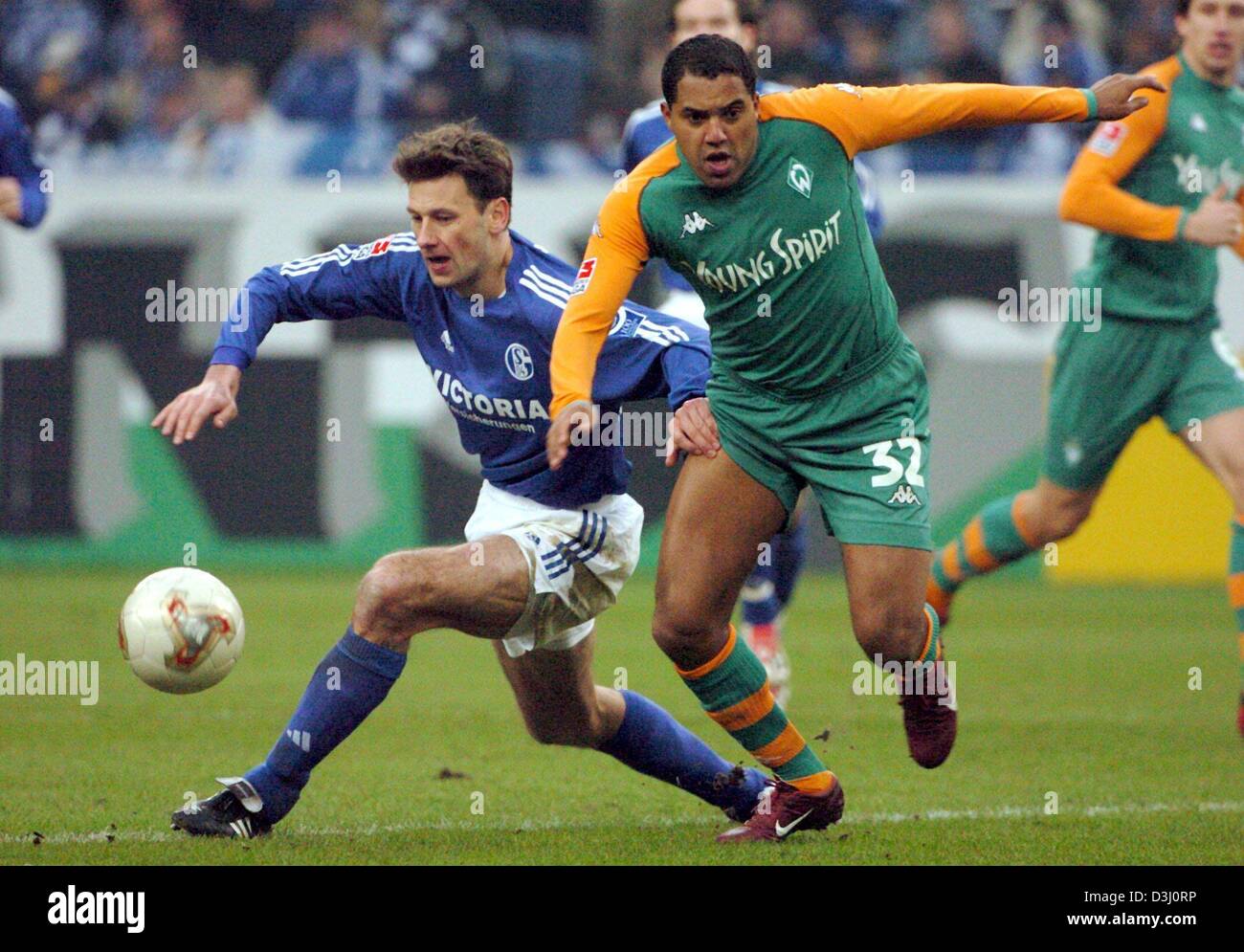 (Dpa) - Brema il brasiliano goalscorer su AILTON (R) duelli per la palla con Schalke il difensore belga Nico Van Kerckhoven, durante la Bundesliga partita di calcio tra FC Schalke 04 e il Werder Brema a Gelsenkirchen (Germania), 21 febbraio 2004. La partita si è conclusa in un goalless draw. Foto Stock