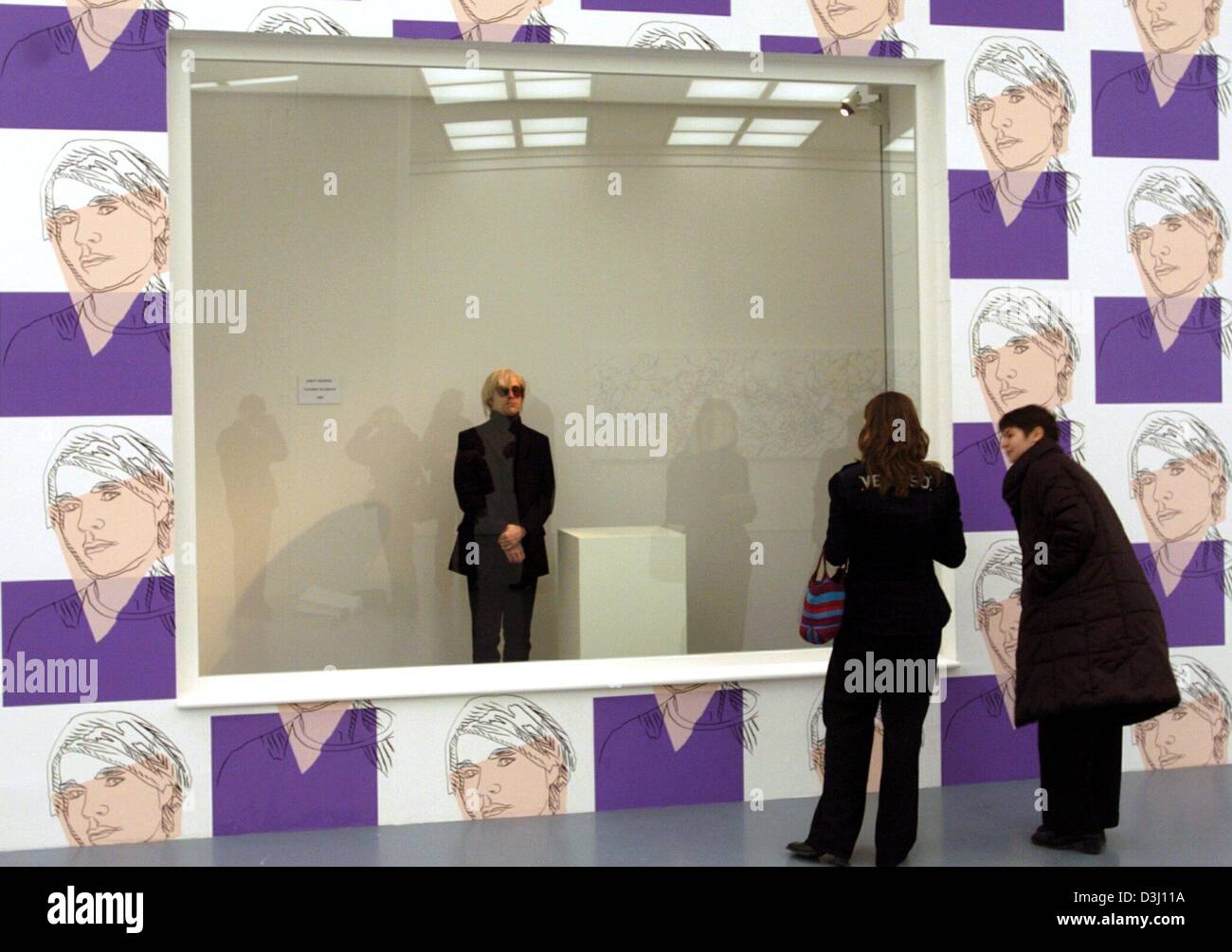 (Dpa) - Visitatori guardare il 1985 artwork 'Invisibile' scultura di Andy Warhol al 'Museum Kunst Palast' a Duesseldorf in Germania, 12 febbraio 2004. Andy Warhol's late opere saranno esposte in Duesseldorf dal 14 febbraio al 31 maggio. Foto Stock