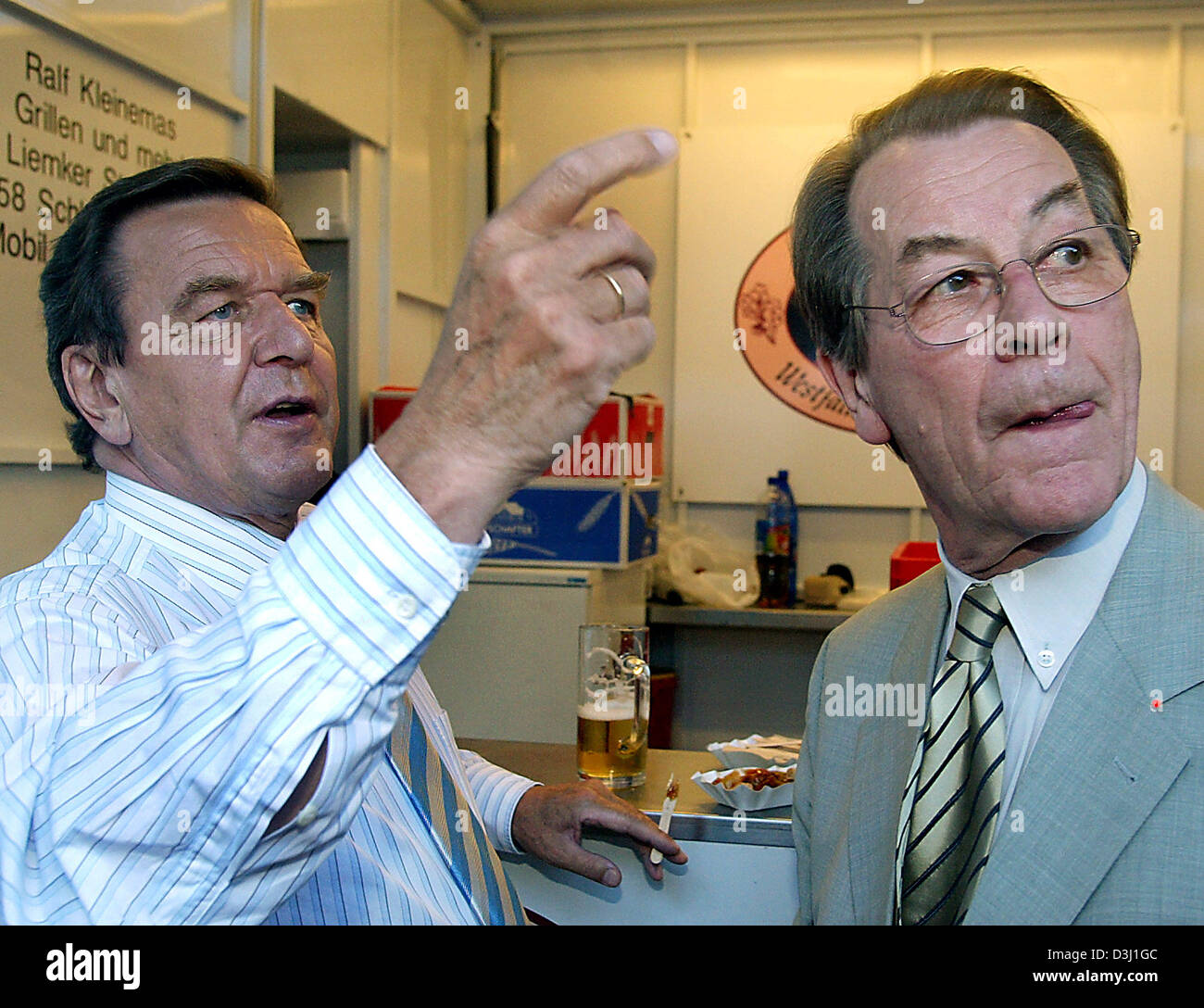 (Dpa) - l'immagine mostra il Cancelliere tedesco Gerhard Schroeder (L) e Presidente del tedesco Socialdemocratic Party (SPD) Franz Muentefering parlando durante il festival cortile del loro partito a Berlino (Germania), 28 giugno 2005. Foto Stock