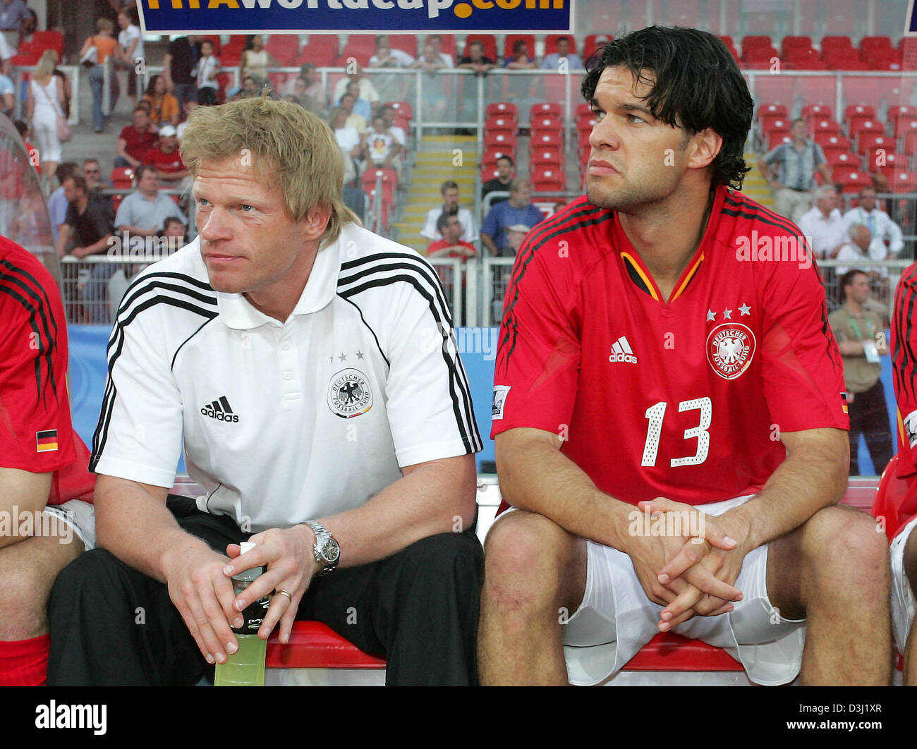 (Dpa) - portiere tedesco Oliver KAHN e centrocampista Michael Ballack (R) sedersi sul sostituto banco della prima per la partita contro l'Argentina al FIFA Confederations Cup 2005 al Franken-Stadium in Nuremberg, Germania, 21 giugno 2005. La partita si è conclusa con un pareggio per 2-2. Foto Stock