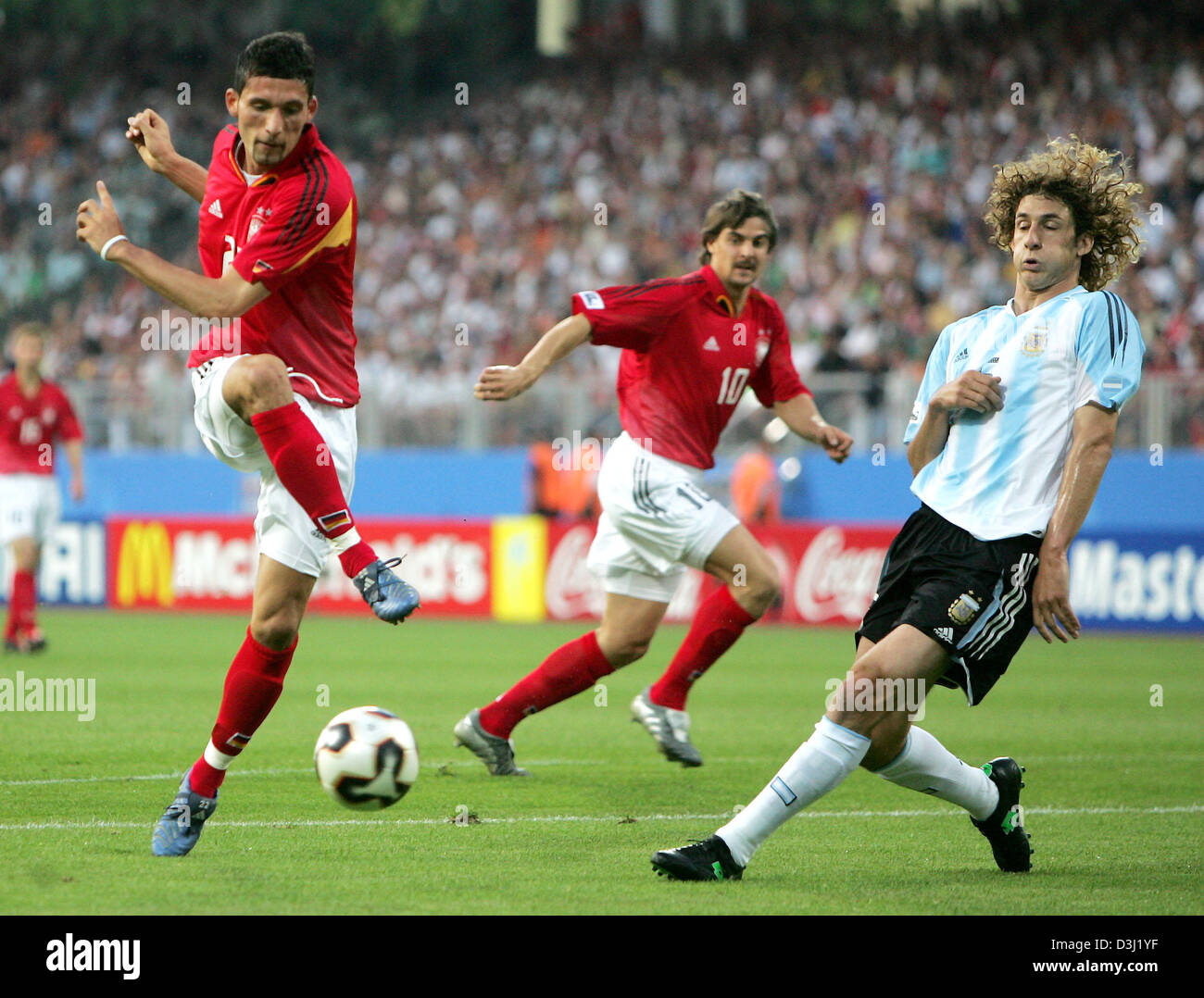 (Dpa) - calcio tedesco giocatore Kevin Kuranyi (L) tenta di cliente nonostante la presenza del difensore argentino Fabricio Coloccini (R) durante la loro corrispondenza alla FIFA Confederations Cup 2005 al Franken-Stadium in Nuremberg, Germania, 21 giugno 2005. In retro orologi tedesco Sebastian DEISLER (C) la situazione. La partita si è conclusa con un pareggio per 2-2. Foto Stock