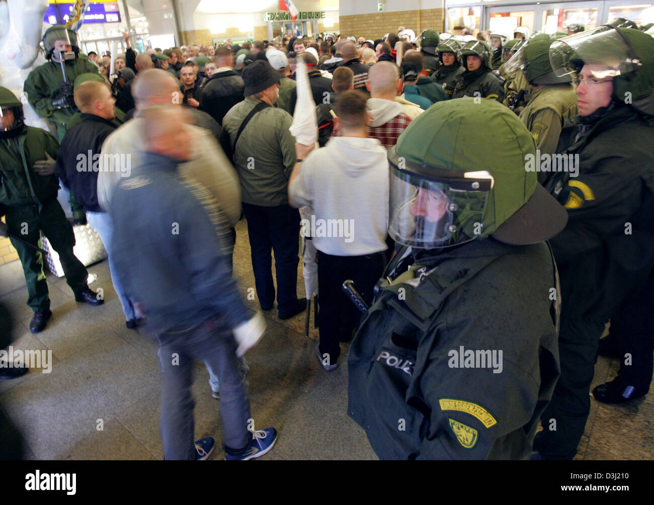 (Dpa) - Ufficiali della risposta speciale unità di forza federale di guardie di confine (BGS), supporto in corrispondenza di una stazione ferroviaria di scenari di monitoraggio durante un rally di diritto-wingers in Berlino, 08 maggio 2005. La loro missione generale durante operazioni su larga scala è di riconoscere gli agitatori violenti, per isolarli dai loro gruppi e infine arrestarli, mentre tutto ciò che è di essere ripresi dalle telecamere Foto Stock