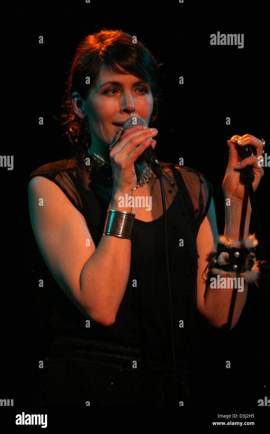 (Dpa) - cantante norvegese Kari Bremnes canta nel microfono durante le sue prestazioni in Mainz, Germania, 24 gennaio 2004. Il suo stile musicale coveres musica folk, chanson e jazz. Bremnes' prima lingua inglese album è stato rilasciato in 2001 chiamati " norvegesi umore" seguita da "dovevi essere qui' nel 2003. Foto Stock