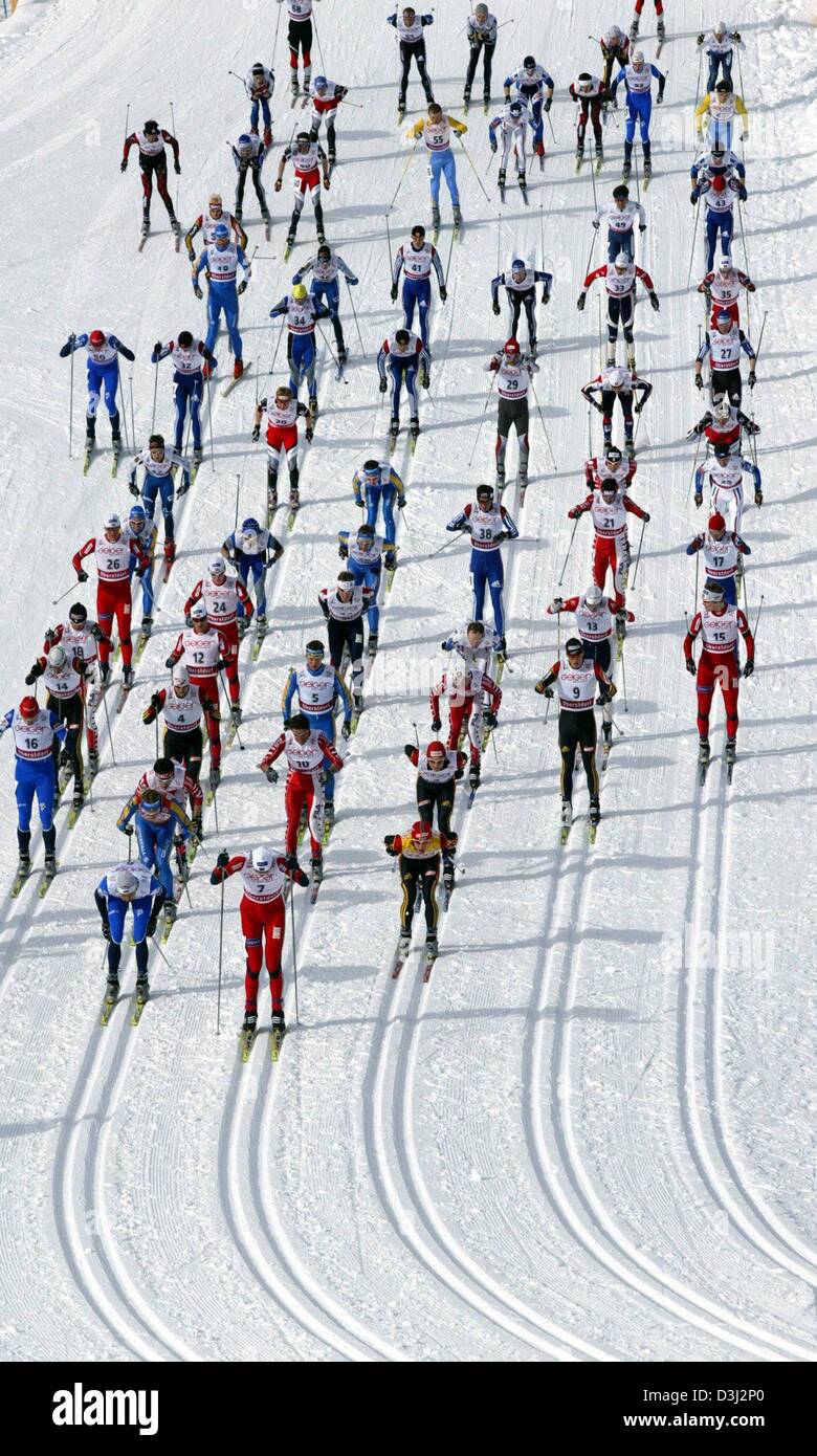 (Dpa) con una massa avviare gli sciatori avviare il 15 km sci di fondo evento a Oberstdorf, venerdì 13 febbraio 2004. Sommerfeld ha vinto la Coppa del mondo in 1.16,02 ore davanti a Burgermeister che ha preso il secondo posto con 1.16.05,7 ore e Bauer sul terzo posto con 1.16.10,4 ore. Cinque tornei si svolgerà tra il 13 febbraio e il 15 febbraio 2004 durante la quale gli atleti possono te Foto Stock