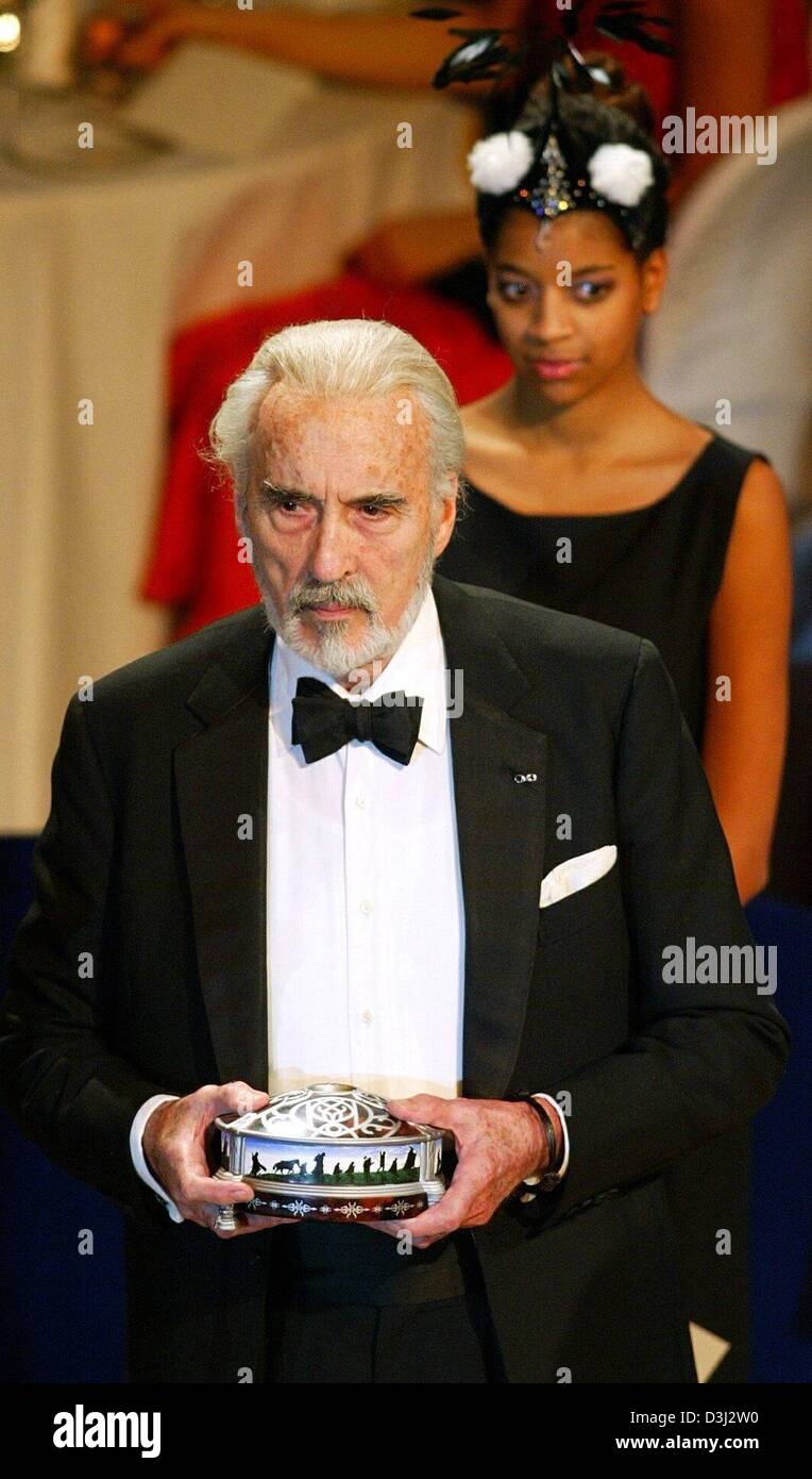 (Dpa) - Attore Christopher Lee assiste il 'Cinema per la pace " gala di beneficenza a Berlino, il 9 febbraio 2004. In occasione del gala Lee svenduti un anello con una dedizione personale e una lettura di estratti dal "Signore degli Anelli" in una casa dei bambini. Il ricavato della serata di gala che si è tenuta a margine della Berlinale Film Festival, andrà a UNICEF e Aids in istituti di ricerca. Foto Stock