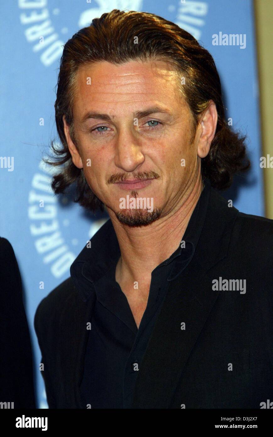 (Dpa) - Noi attore Sean Penn sorrisi come egli si pone in occasione del 56th Directors Guild cerimonia di premiazione che si terrà a Los Angeles, California, 7 febbraio 2004. Foto Stock