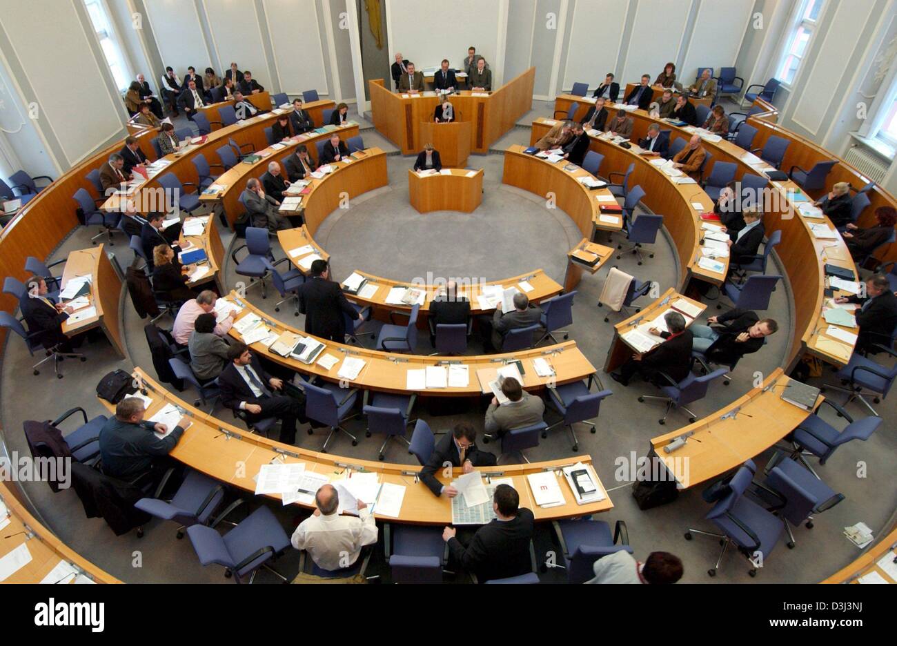 (Dpa) - Una vista nel plenum del Parlamento regionale del Land Renania Palatinato nella sua capial Mainz, Germania, 12 dicembre 2003. Foto Stock