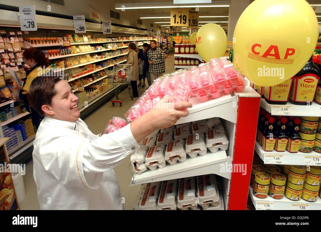 (Dpa) - Un dipendente si riempie un ripiano in un cappuccio il supermercato in Gmund am Tegernsee, Germania, 23 ottobre 2003. Otto dei 13 dipendenti al supermercato (PAC sta per "handicap") sono disattivati, la maggior parte di loro sono disabili mentali. Vi sono dodici CAP supermercati in Germania, il loro concetto è che le persone disabili lavorare al fianco di non-colleghi handicappati. Lo scopo è quello di beneficiare di Foto Stock